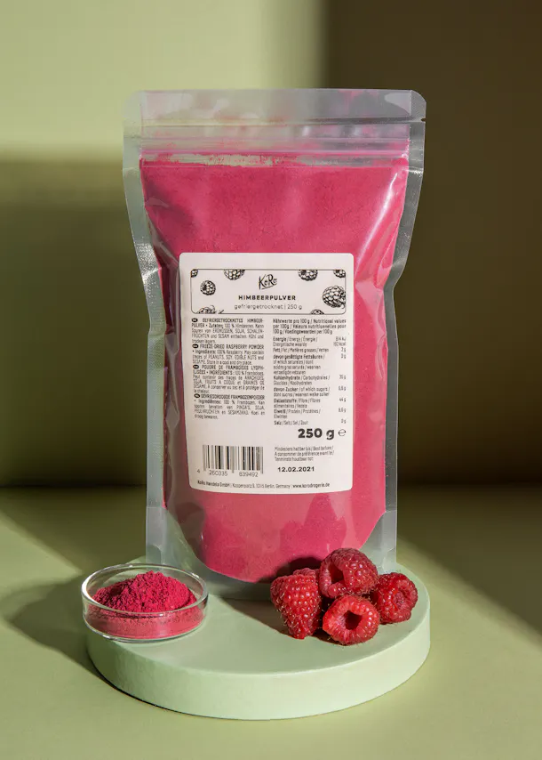 un sac de poudre de framboise est posé sur une table