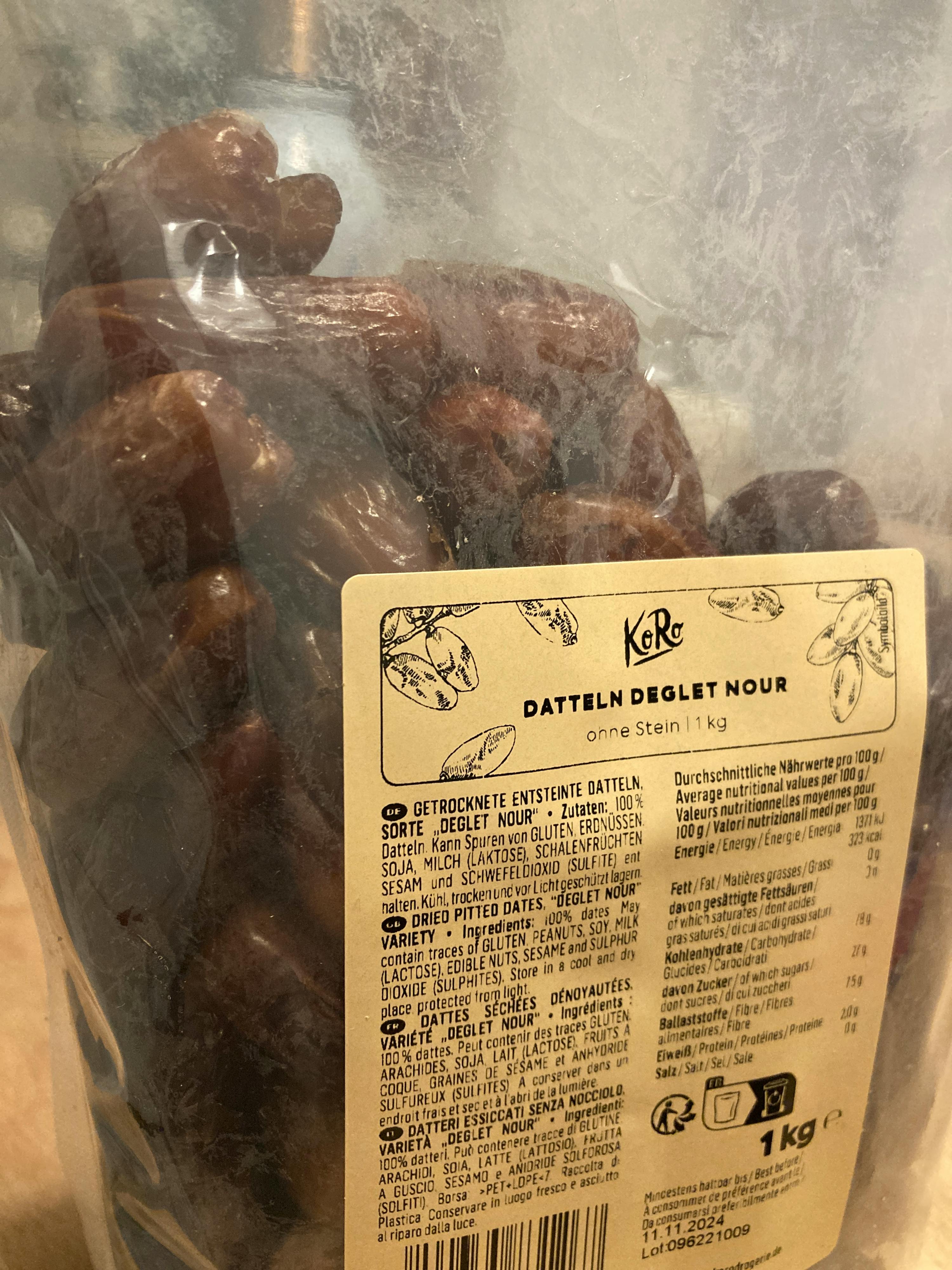 eine Nahaufnahme einer Packung datteln mit einem Etikett darauf