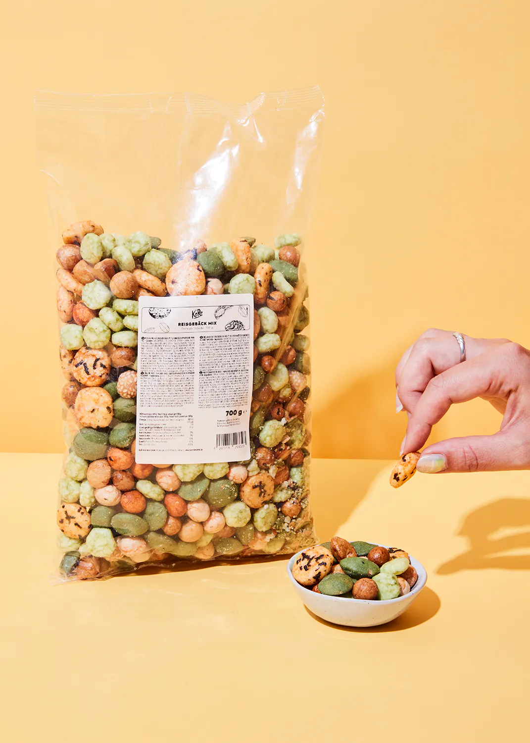 une personne prend un morceau de nourriture d' un sac à côté d' un bol