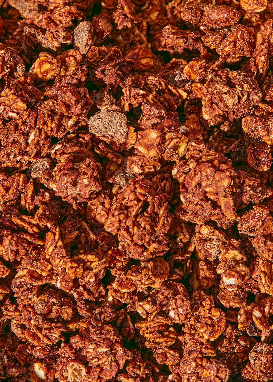 un gros plan d' une pile de granola au chocolat