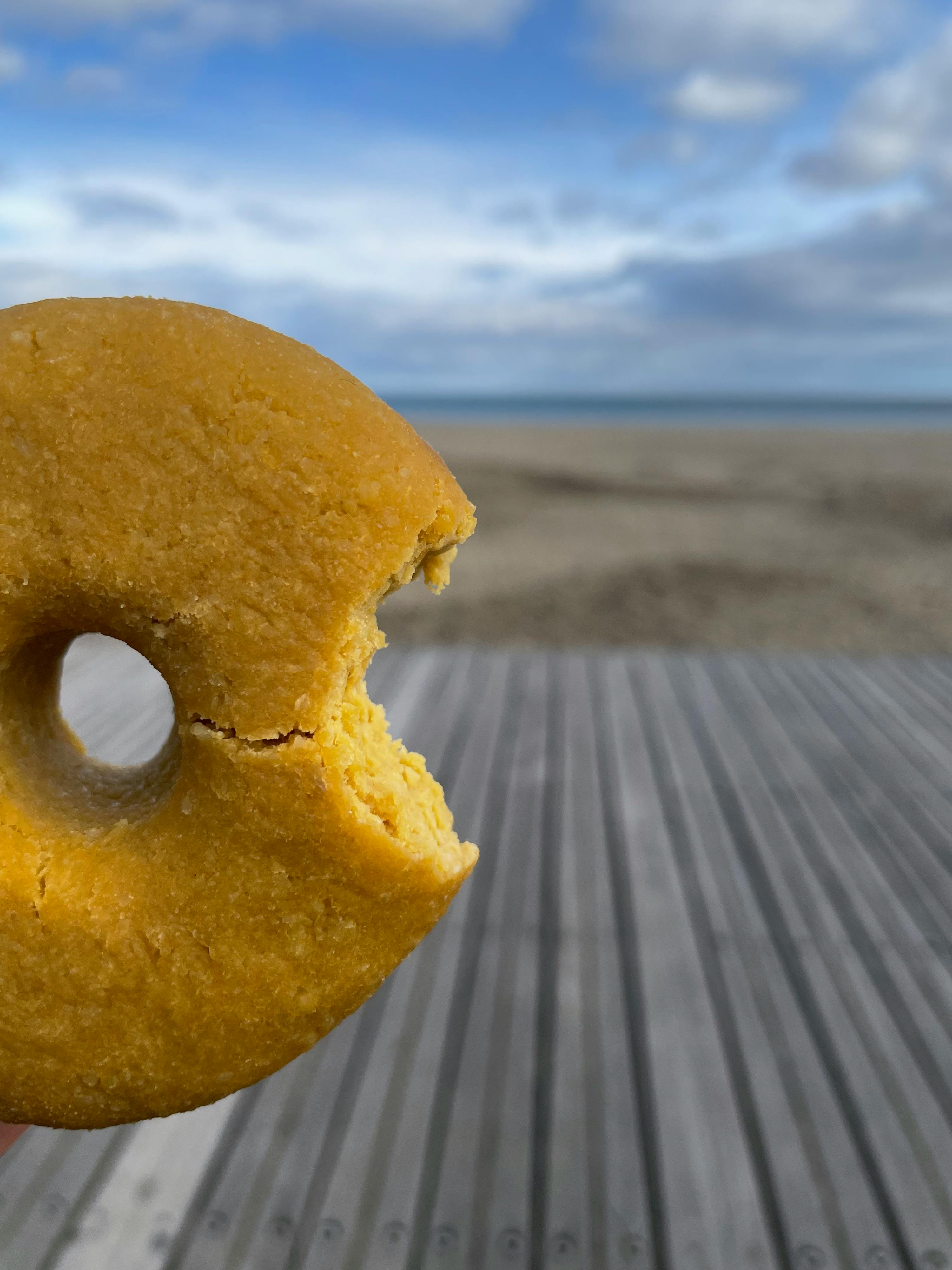 un gros plan d' un beignet avec une bouchée sortie