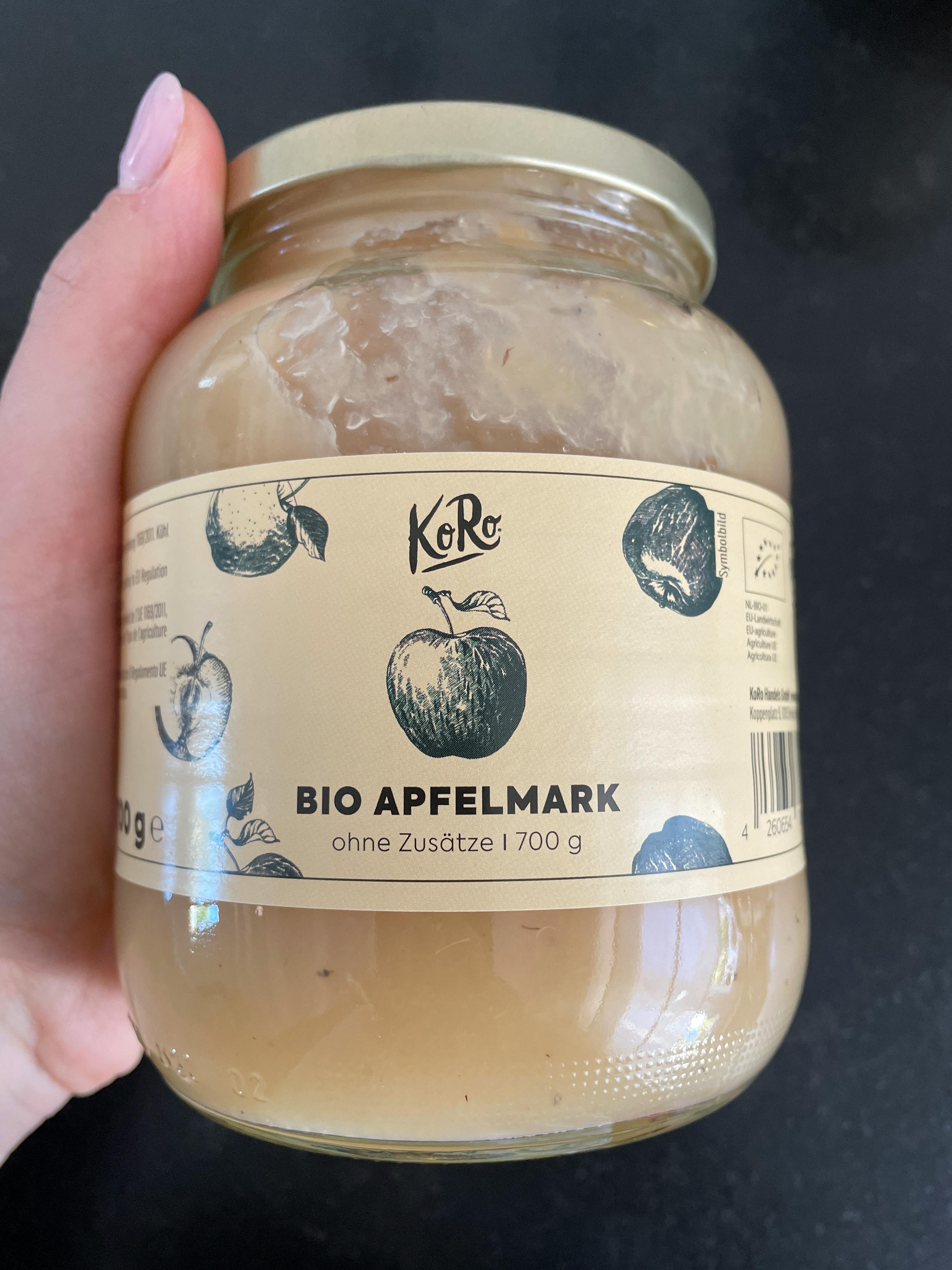 una persona tiene in mano un barattolo di bio apfelmark