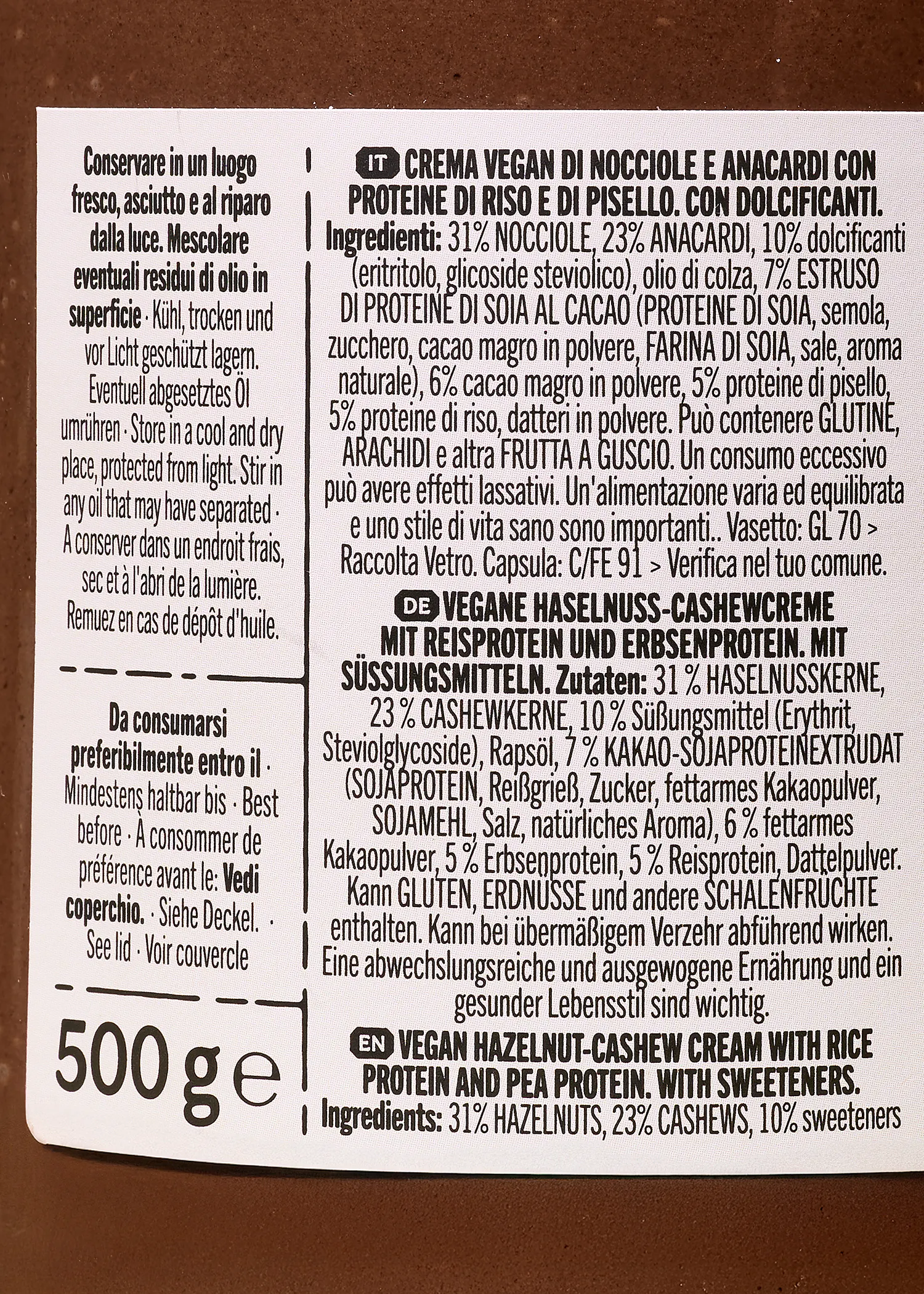 un barattolo di crema vegan di nocciole e anacardi con proteine di riso e di pisello con dolcificanti
