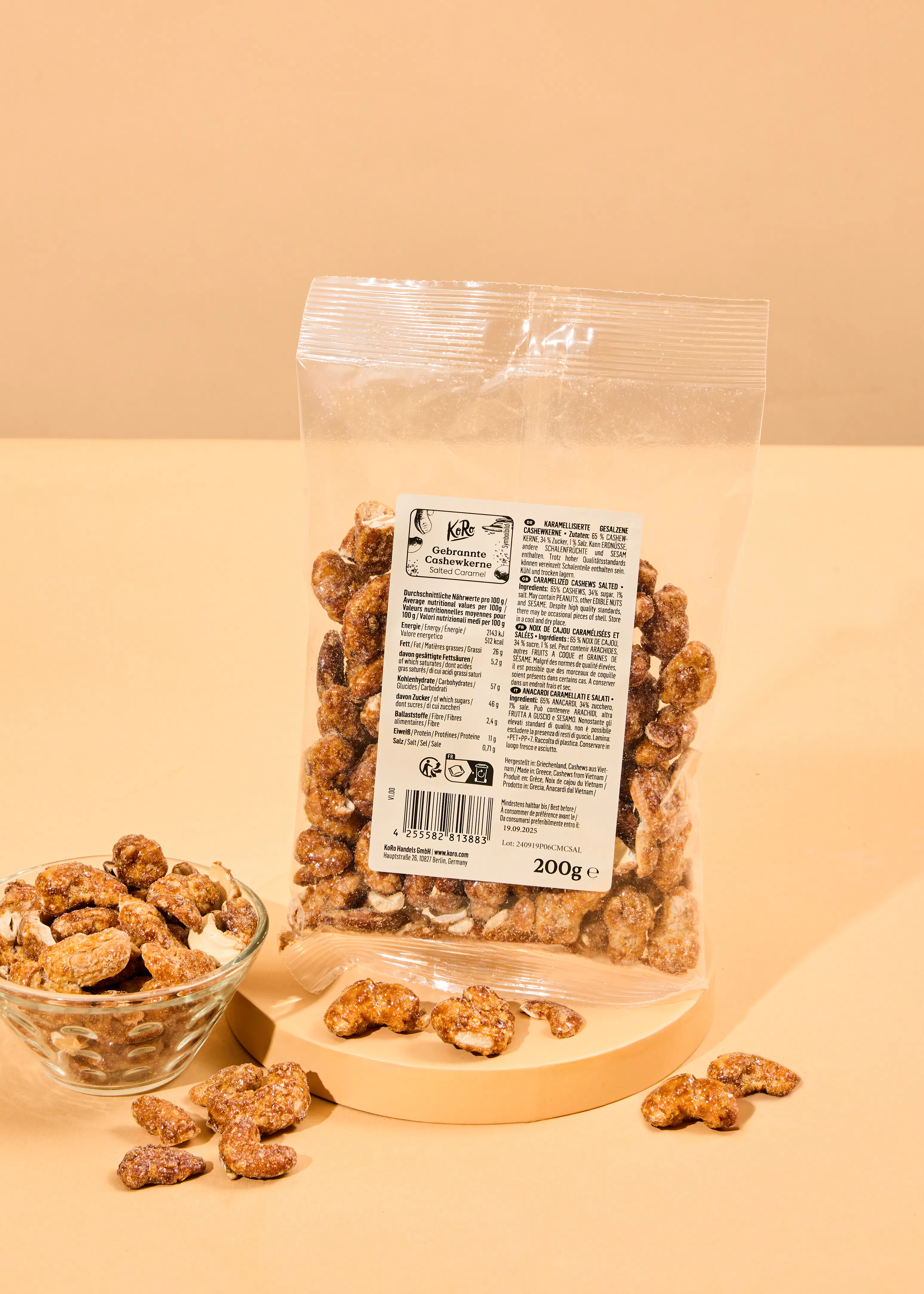 un sac de noix caramélisées est posé sur une table à côté d' un bol de noix