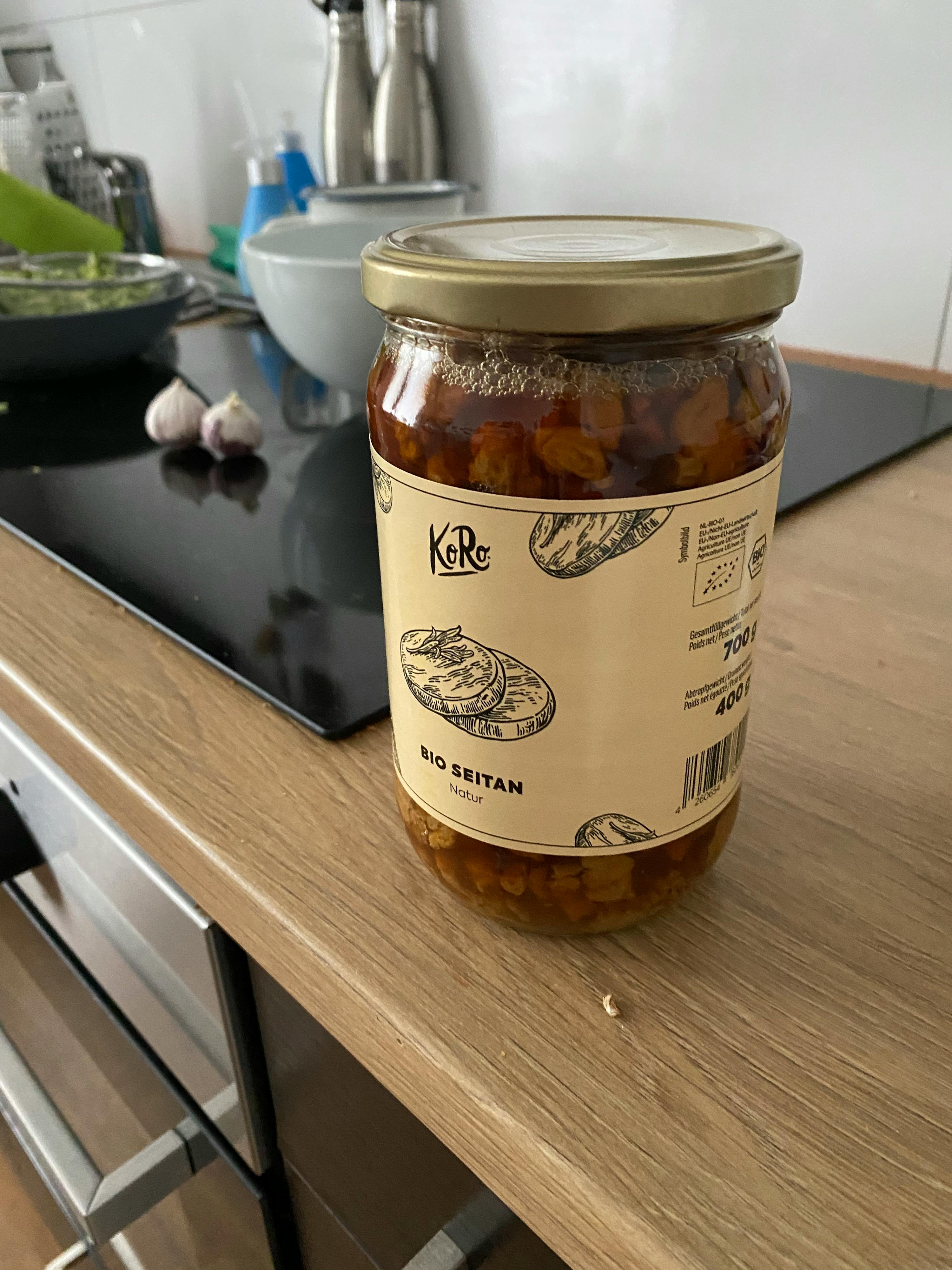 un barattolo di cibo è seduto su un tavolo di legno