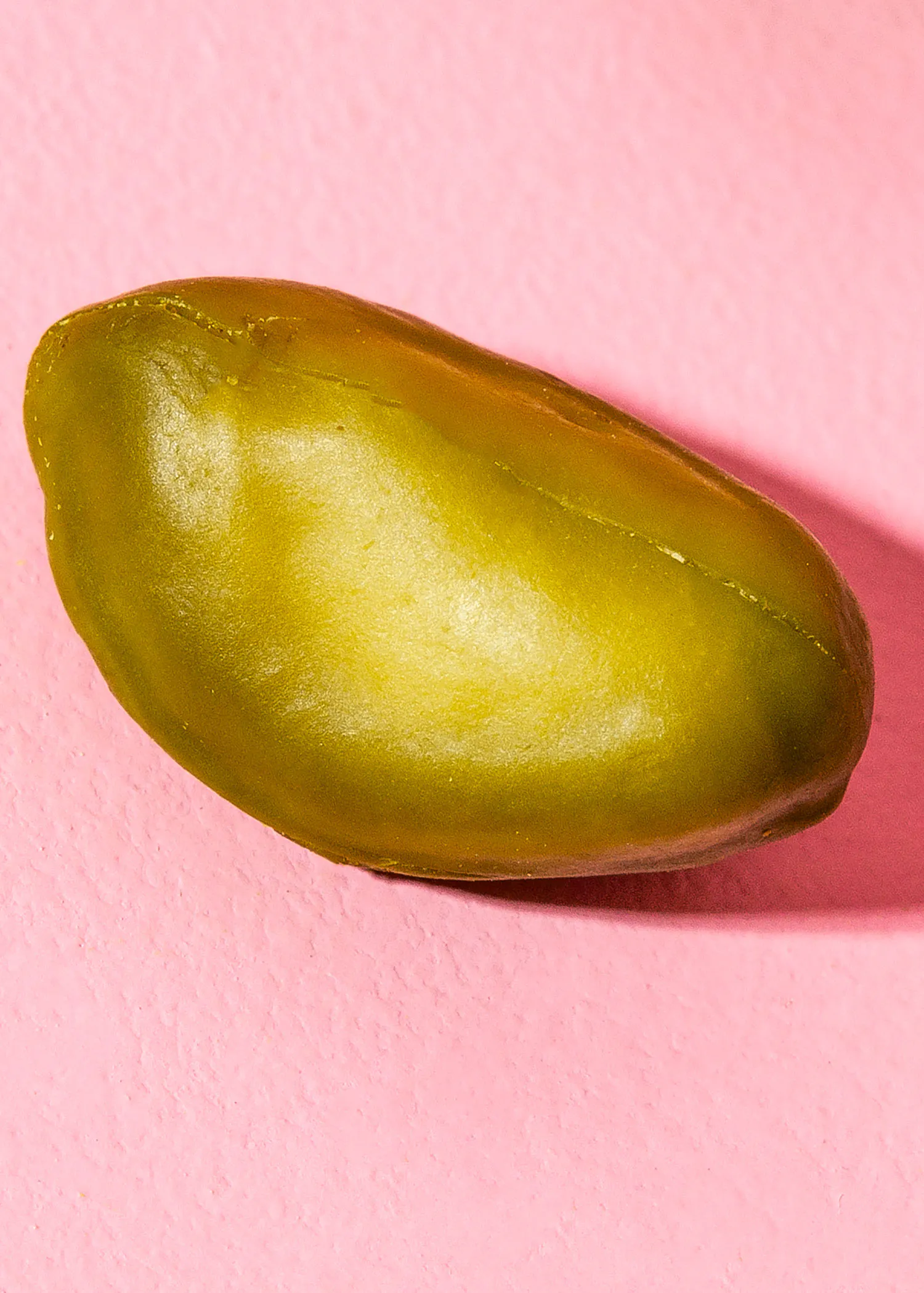un gros plan d' une mangue sur fond rose