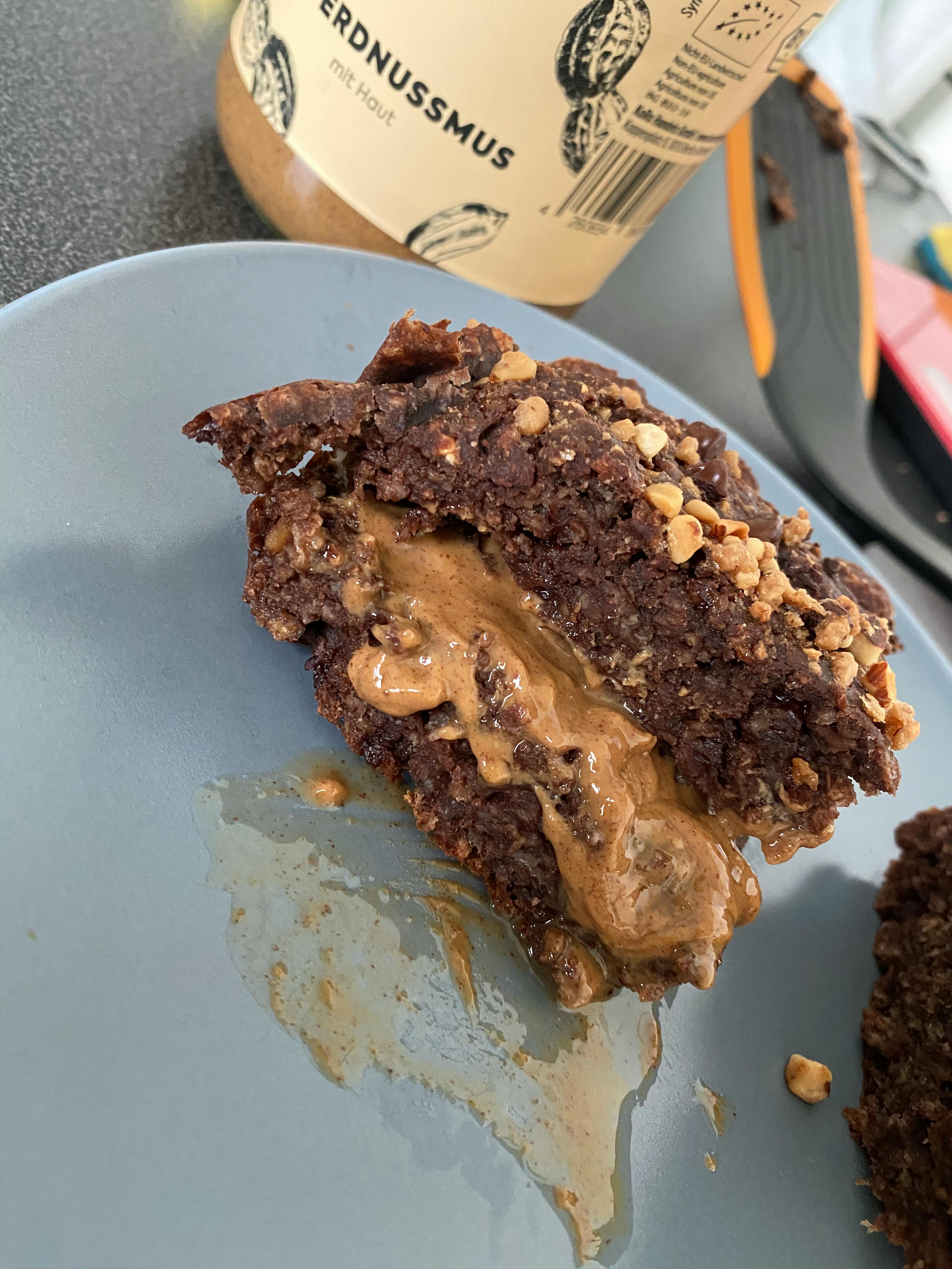 a bottle of erdnusmus next to a piece of cake