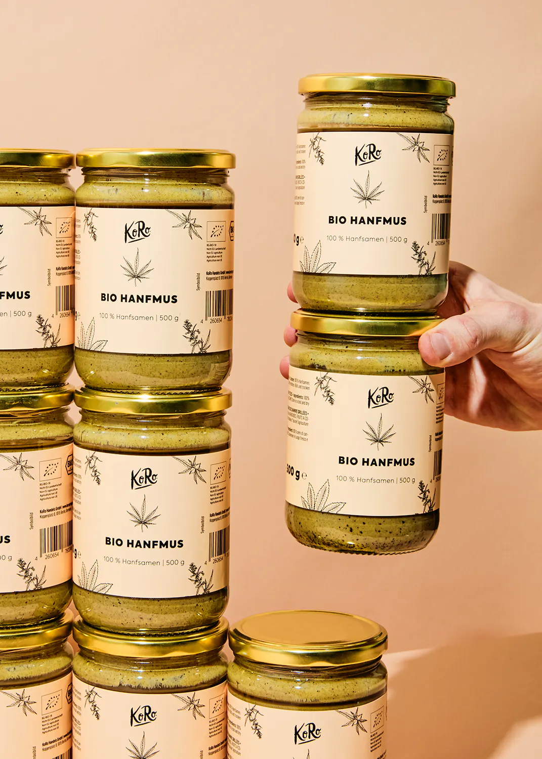 une personne tient un pot de bio hanfmus