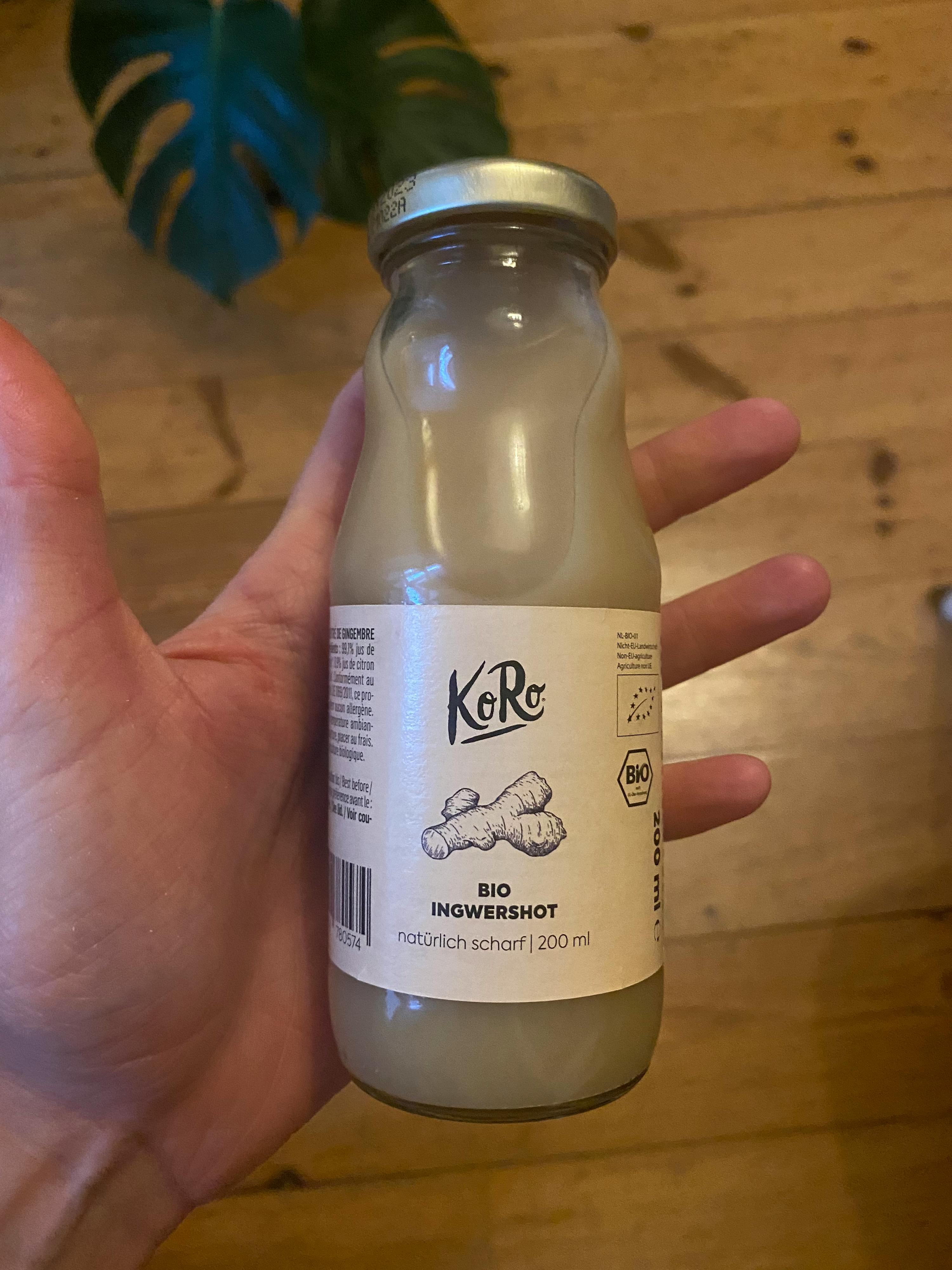 une personne tient une bouteille de boisson à base de gingembre bio