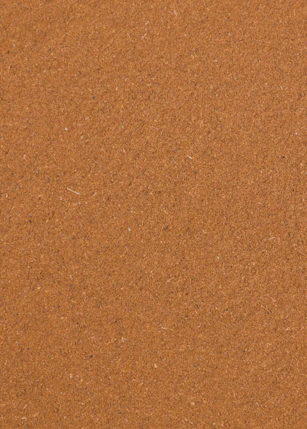 texture granuleuse brun-rougeâtre avec de petites particules et fibres claires.