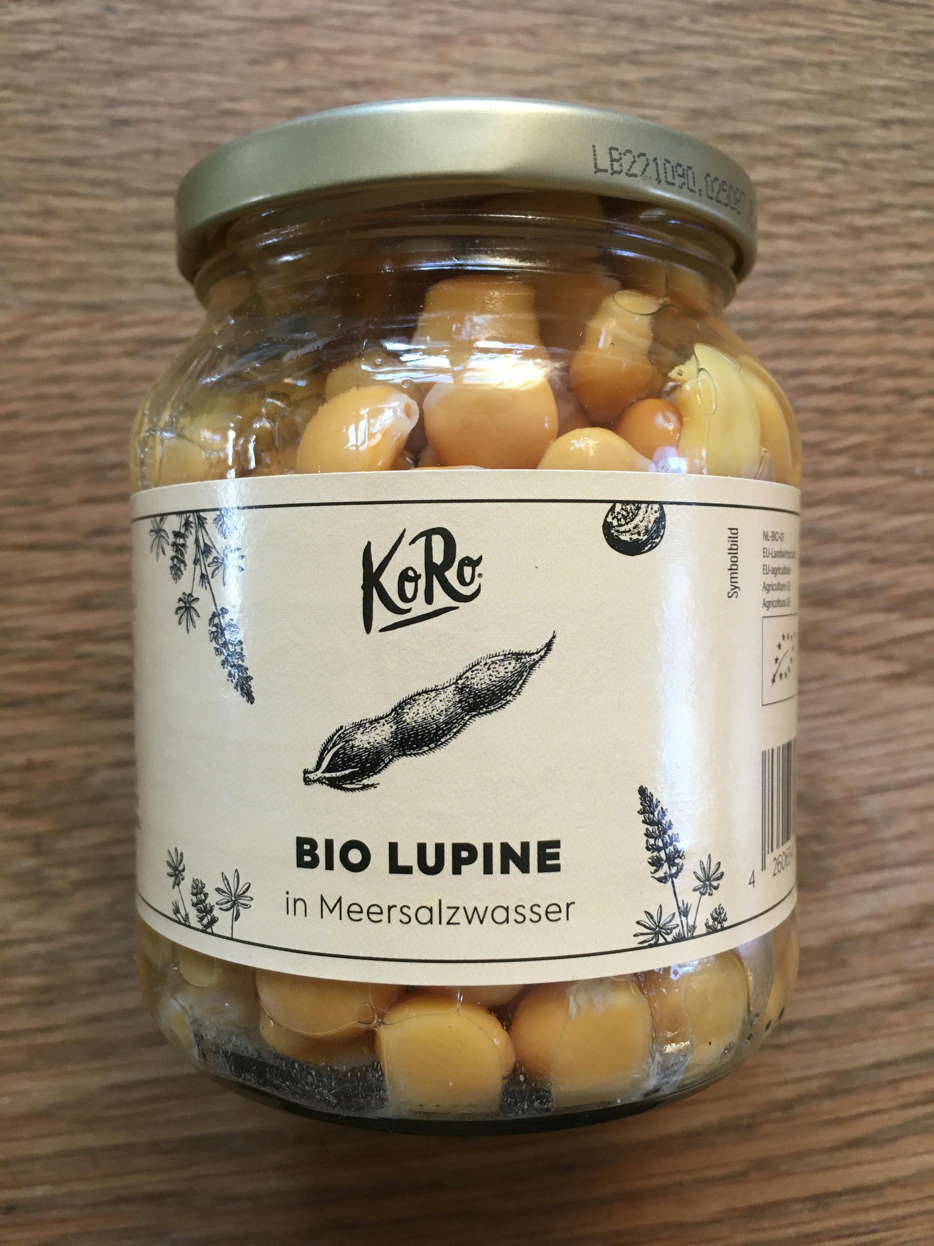 un bocal en verre avec une étiquette bio lupine sur une table en bois