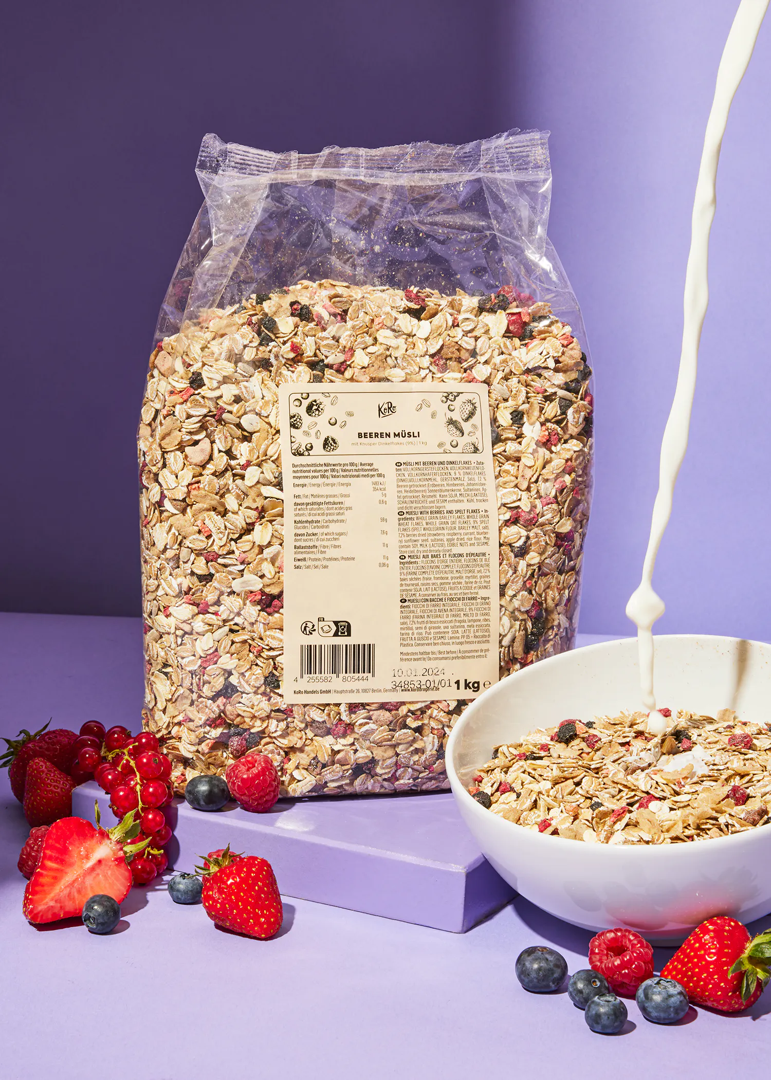 un sac de muesli est assis sur une table violette à côté d' un bol de muesli