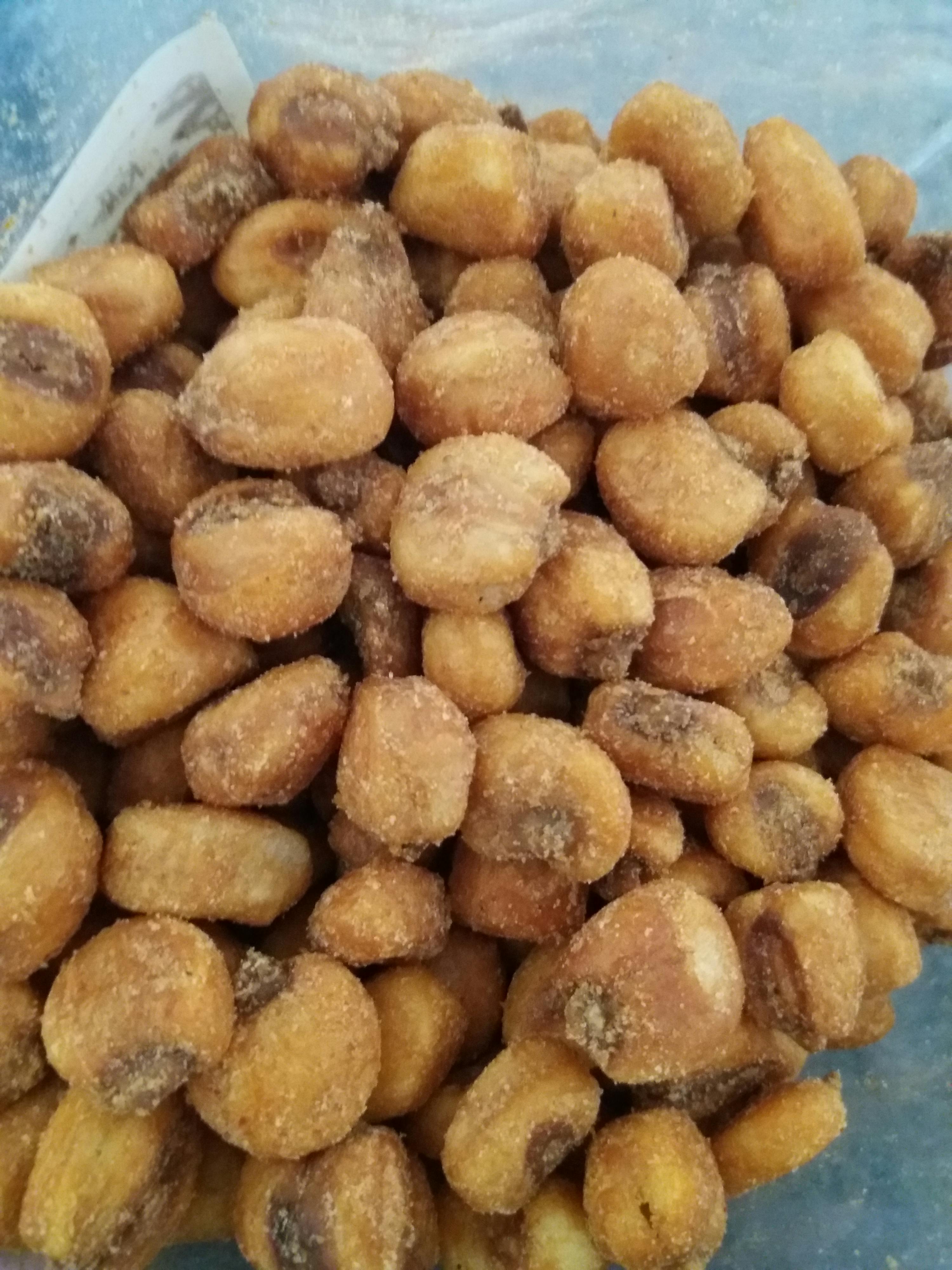 un tas de graines de maïs frites est assis sur une table