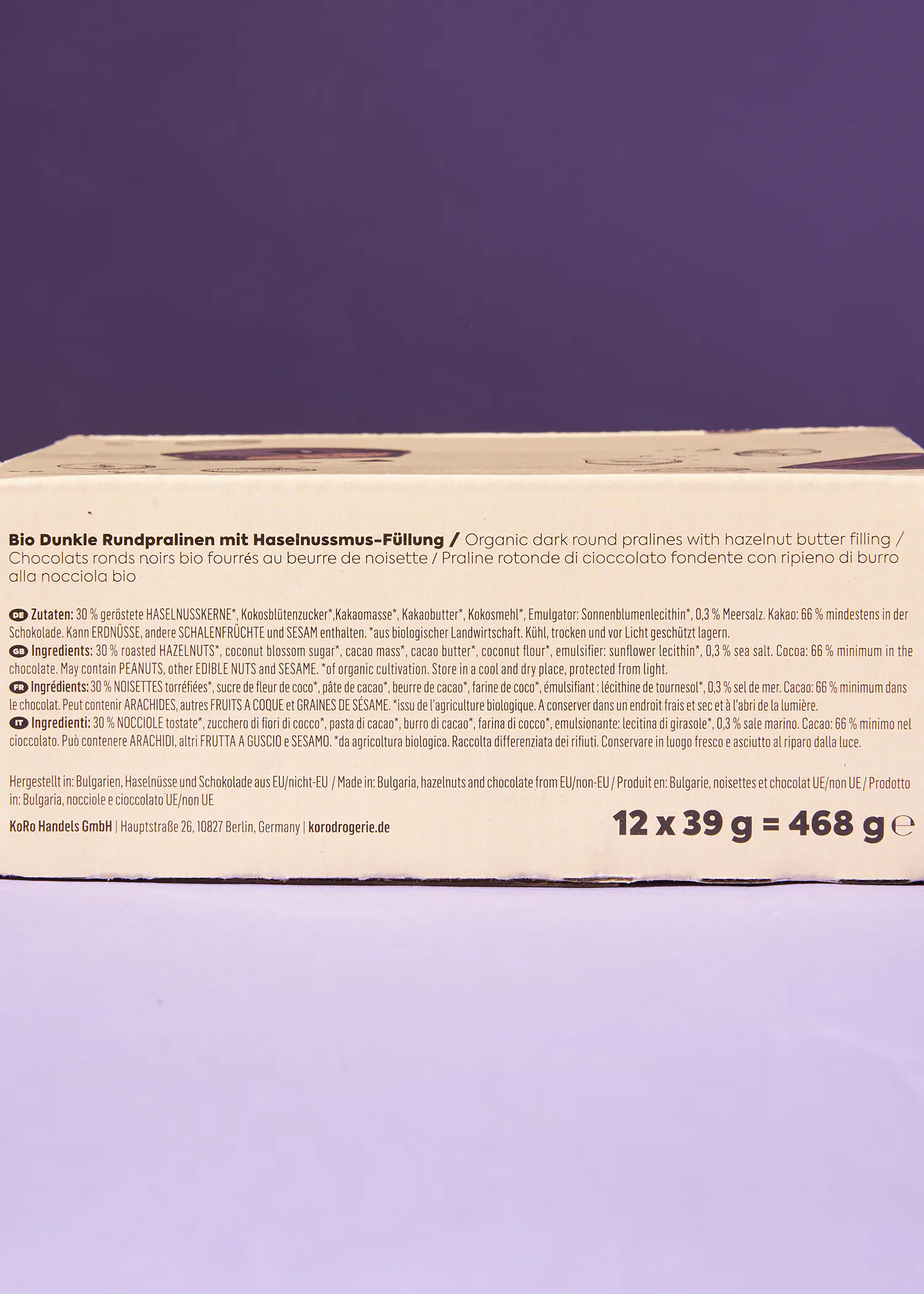 die Rückseite einer Schachtel mit Schokoladenpralinen mit Haselnüssen