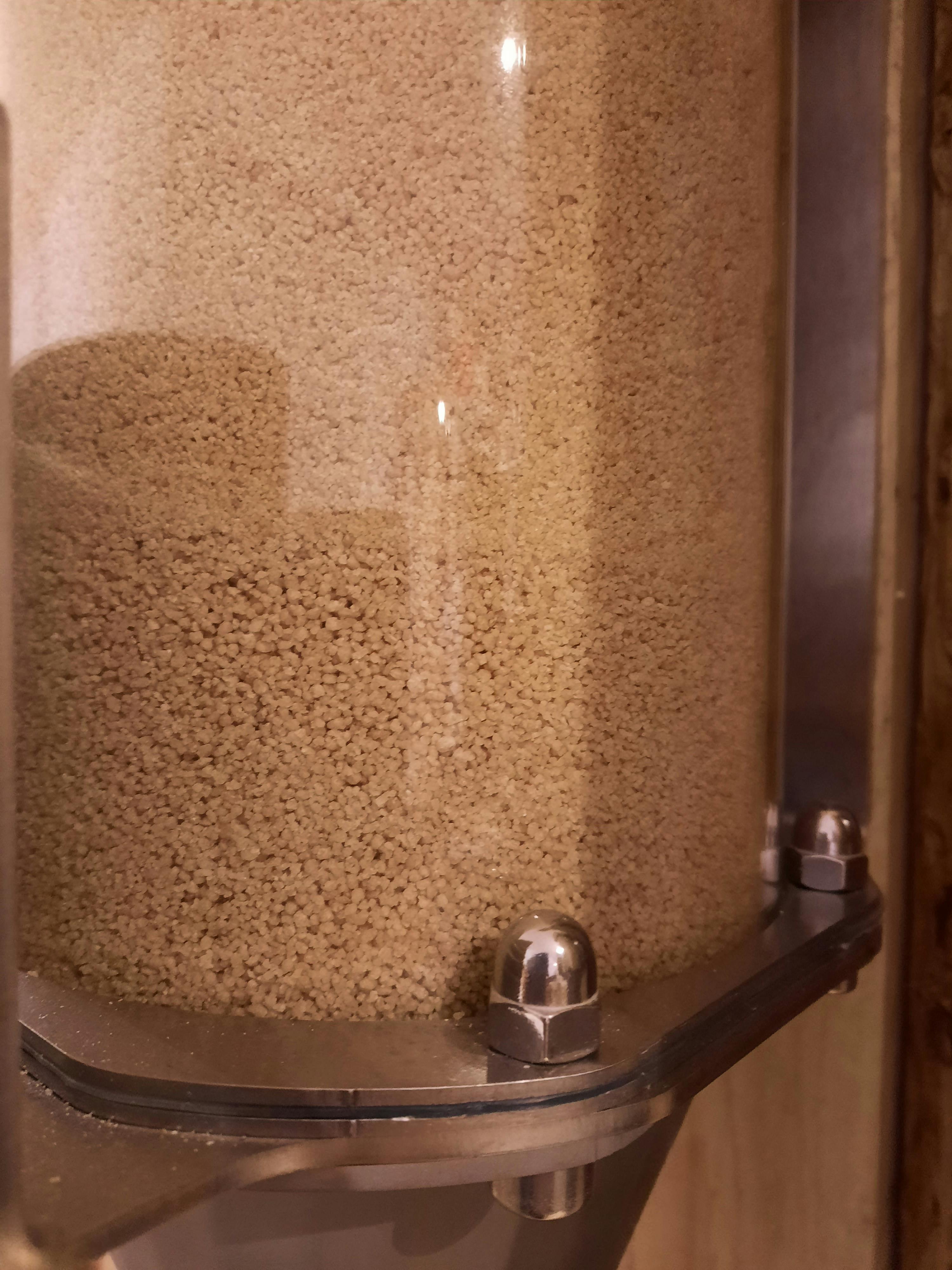 eine Nahaufnahme eines Metallrahmens mit einer braunen Flüssigkeit darauf