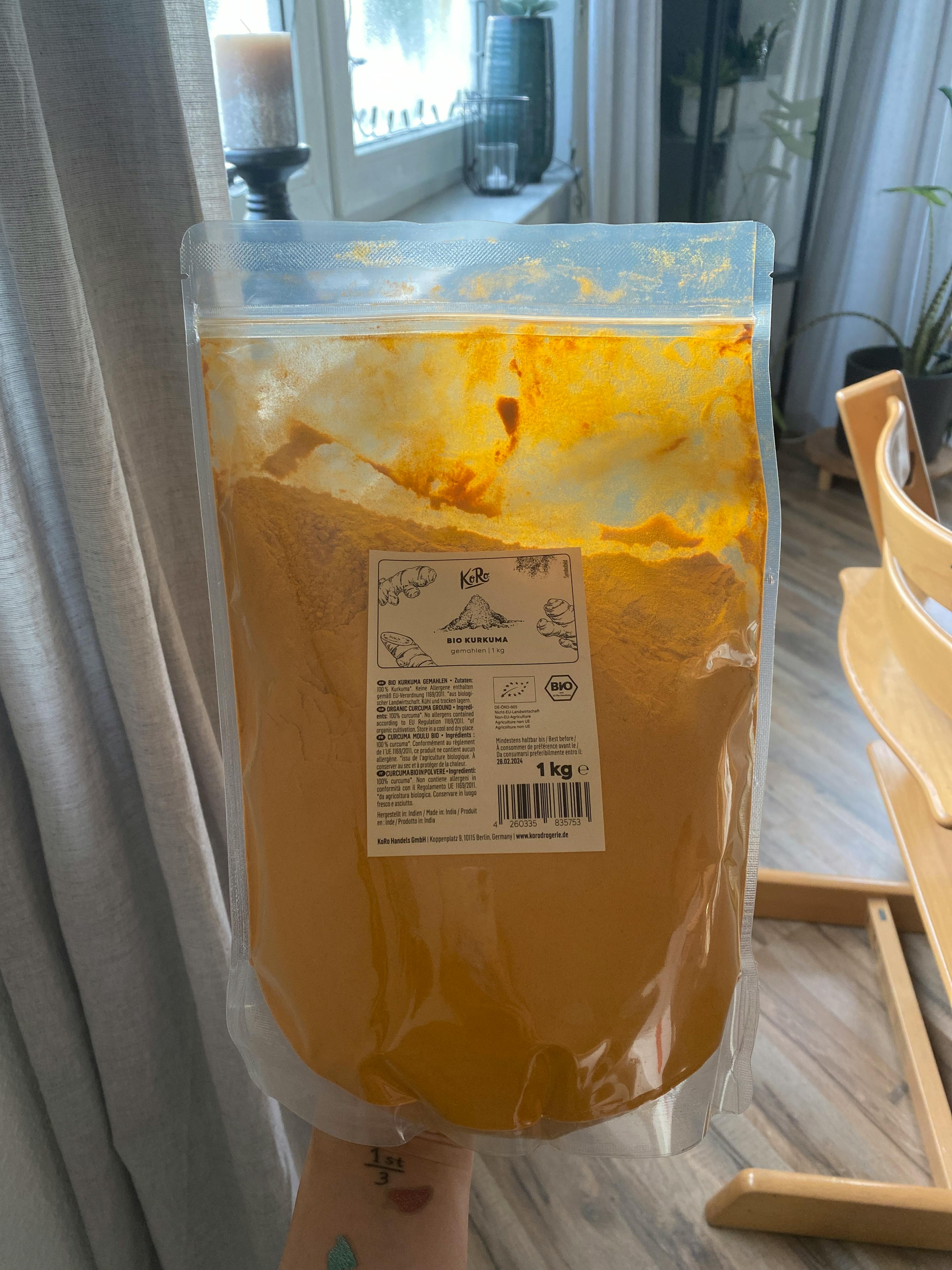 Eine Person hält einen Plastikbeutel mit einem Gewicht von 1 kg