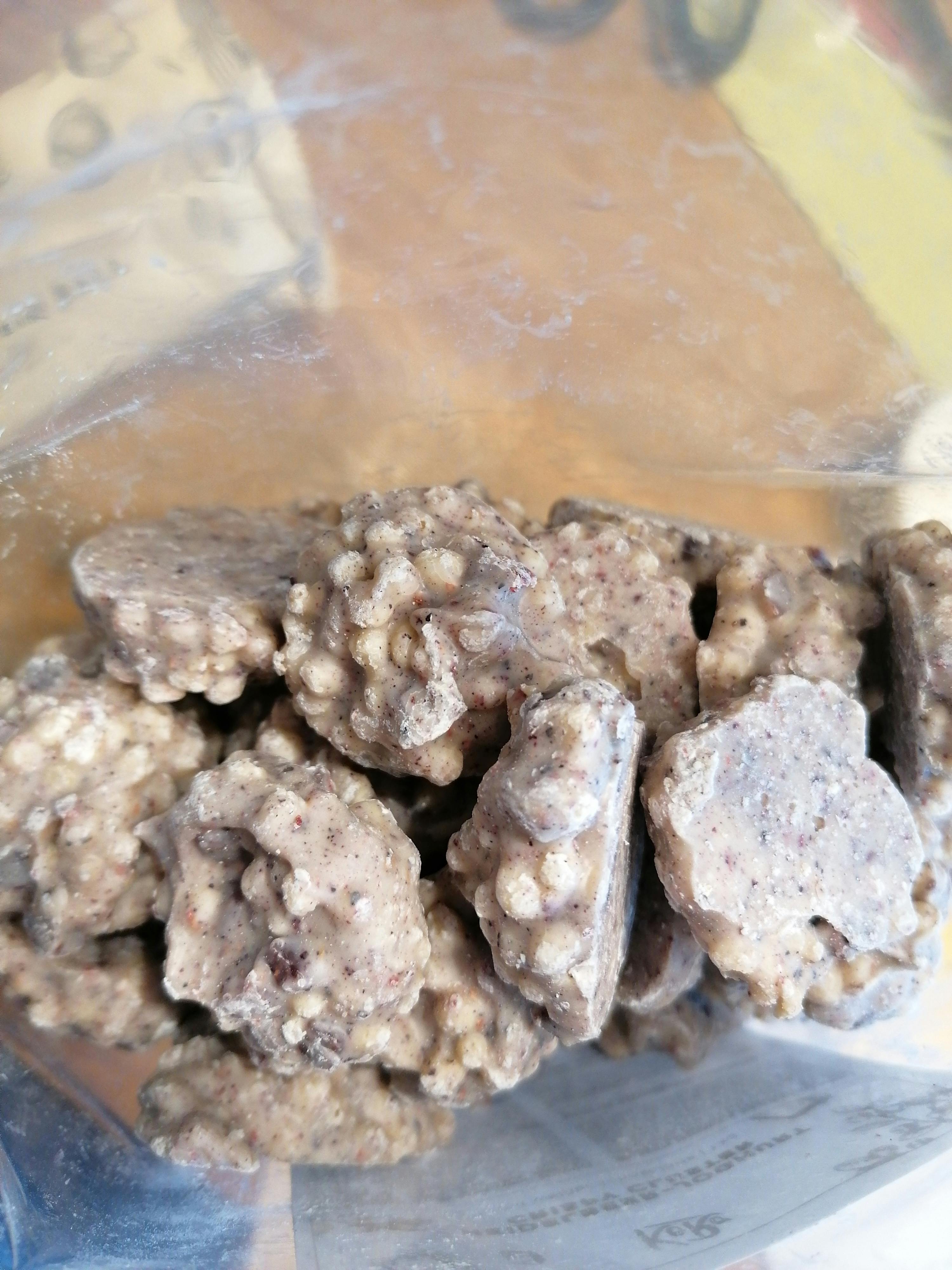 eine Nahaufnahme eines Plastikbeutels mit Schokoladenstückchen