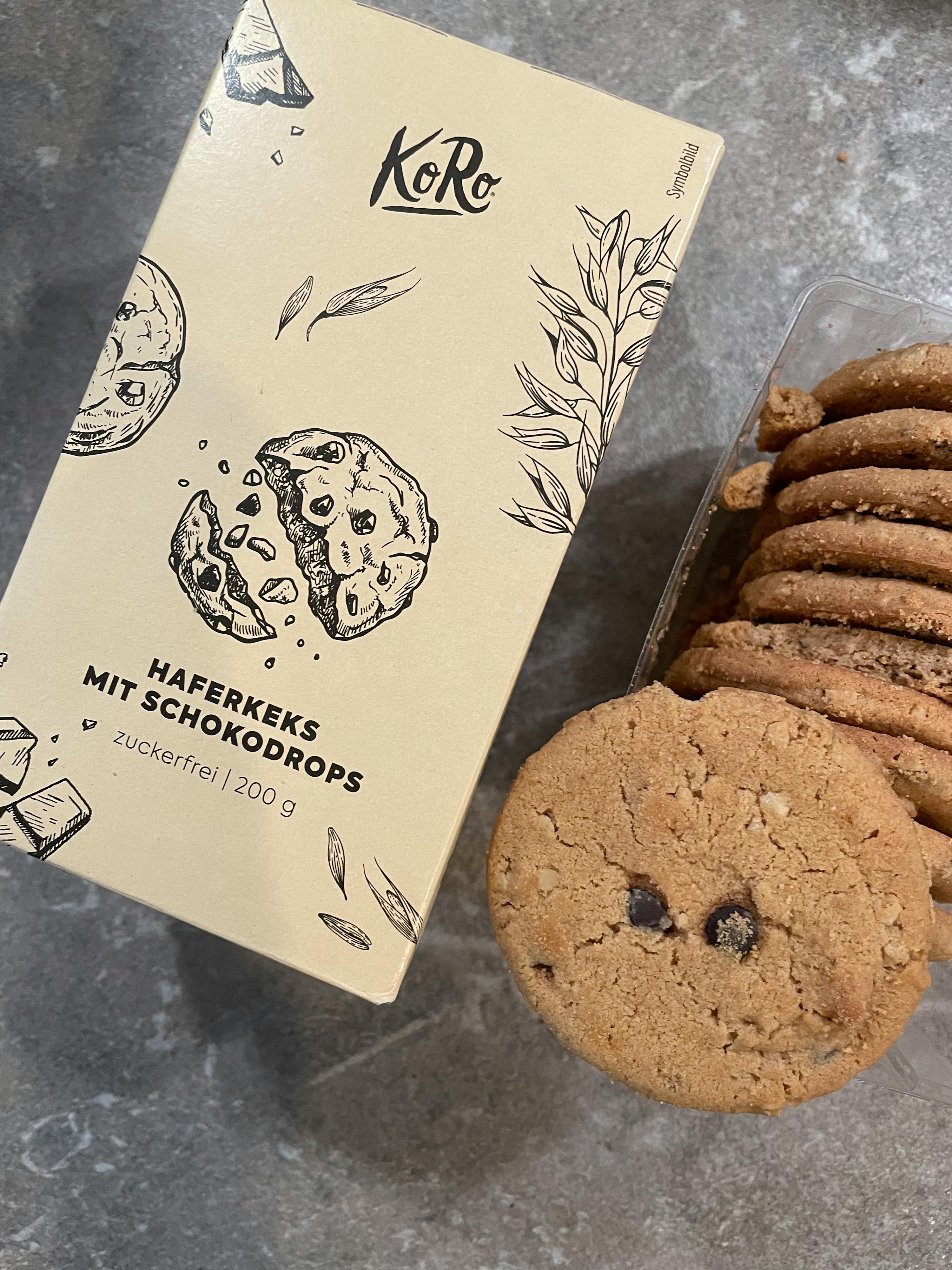 une boîte de biscuits à l' avoine avec des pépites de chocolat