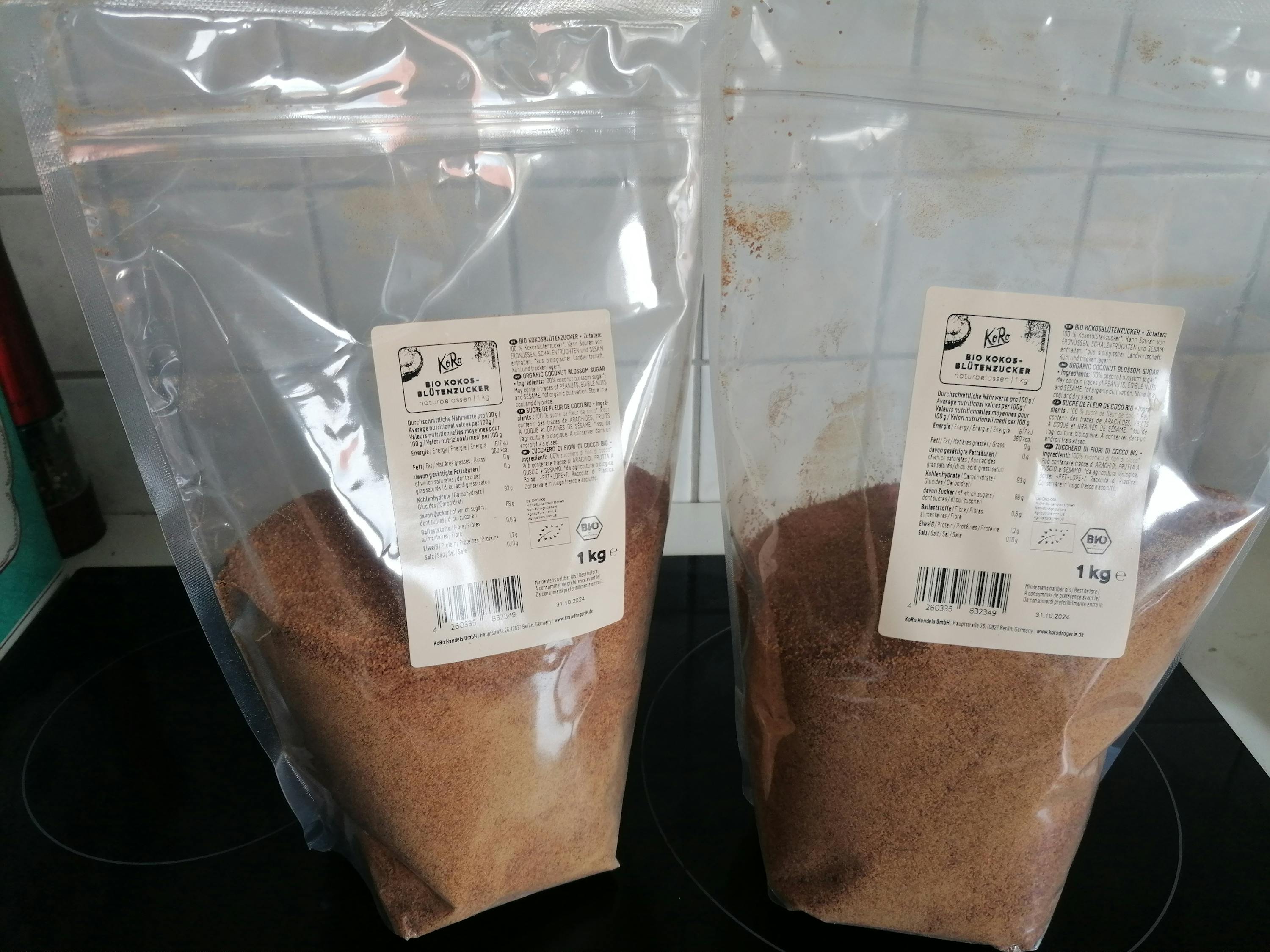 due sacchetti di zucchero sono seduti uno accanto all'altro