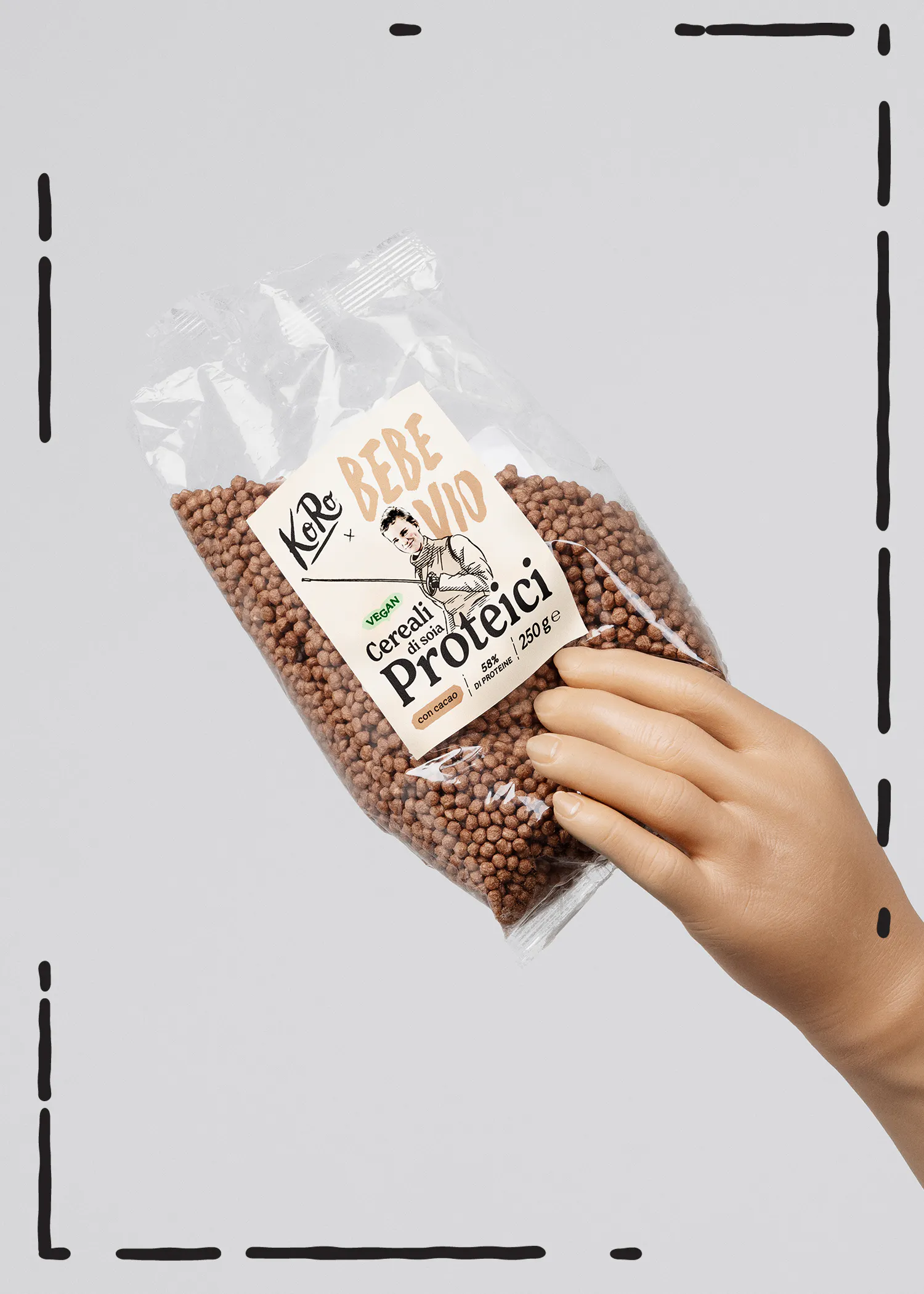 una persona tiene in mano un sacchetto di cereali proteici