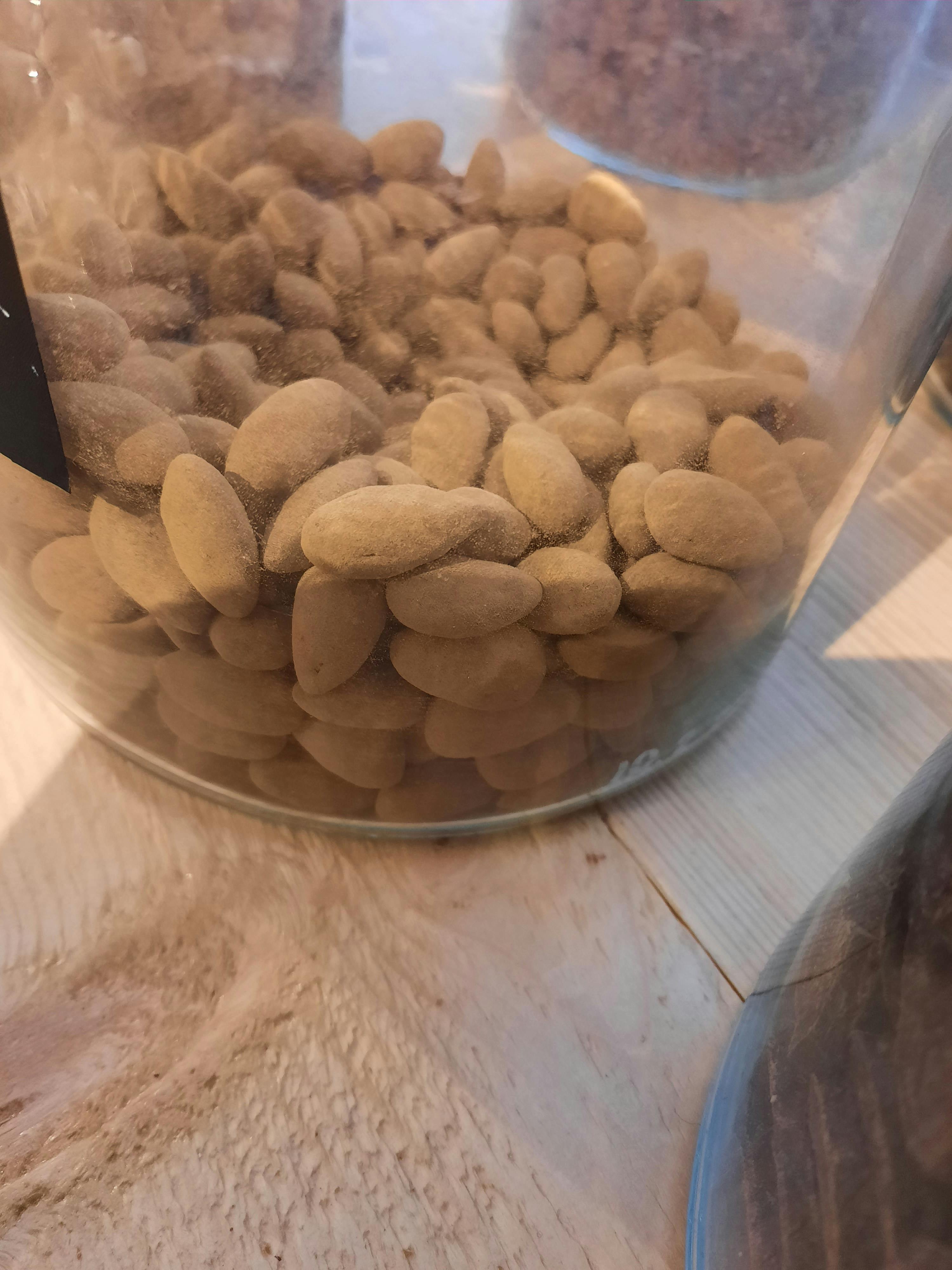 ein Glas voller Erdnüsse sitzt auf einem Tisch