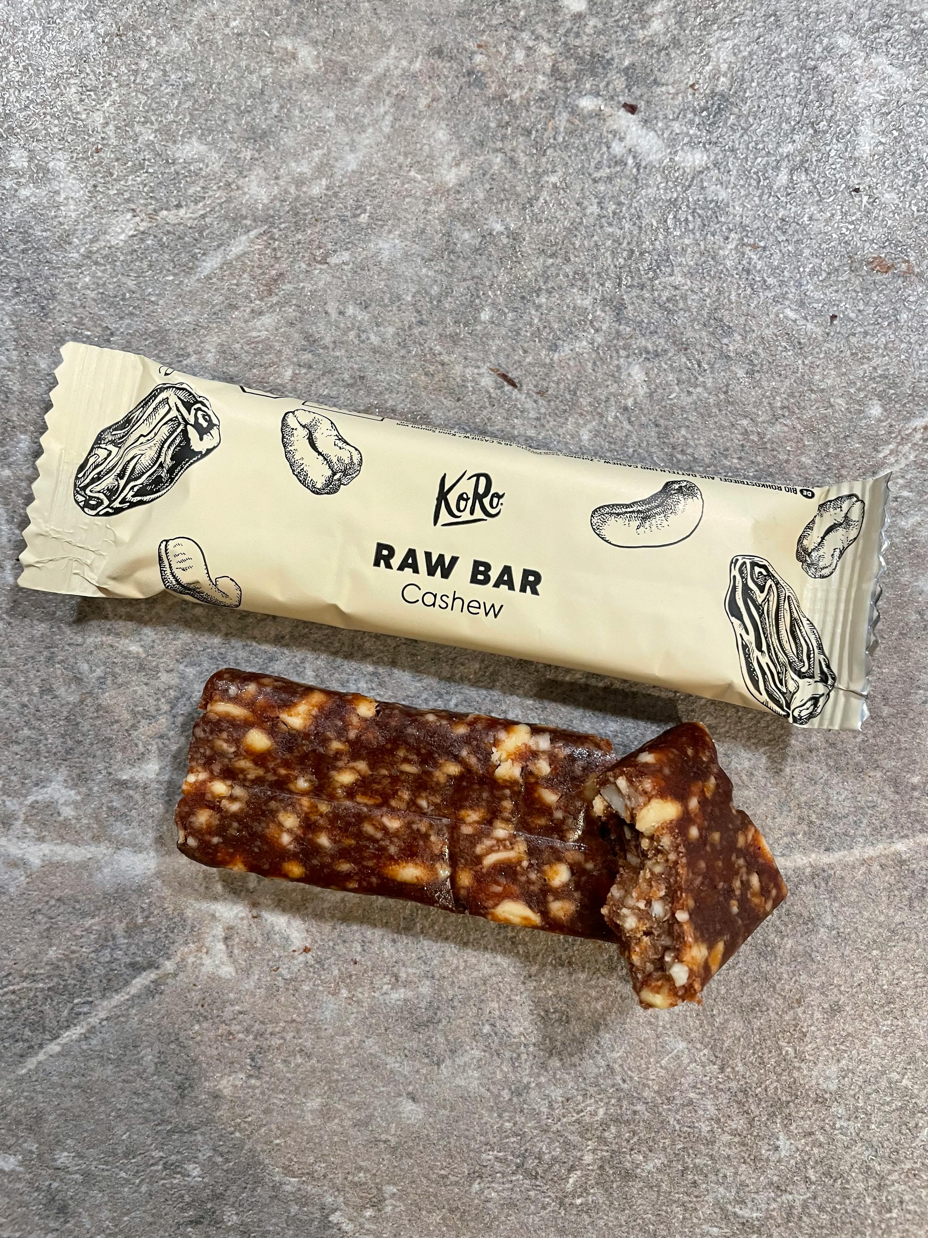 une barre crue de cajou est assise sur une table