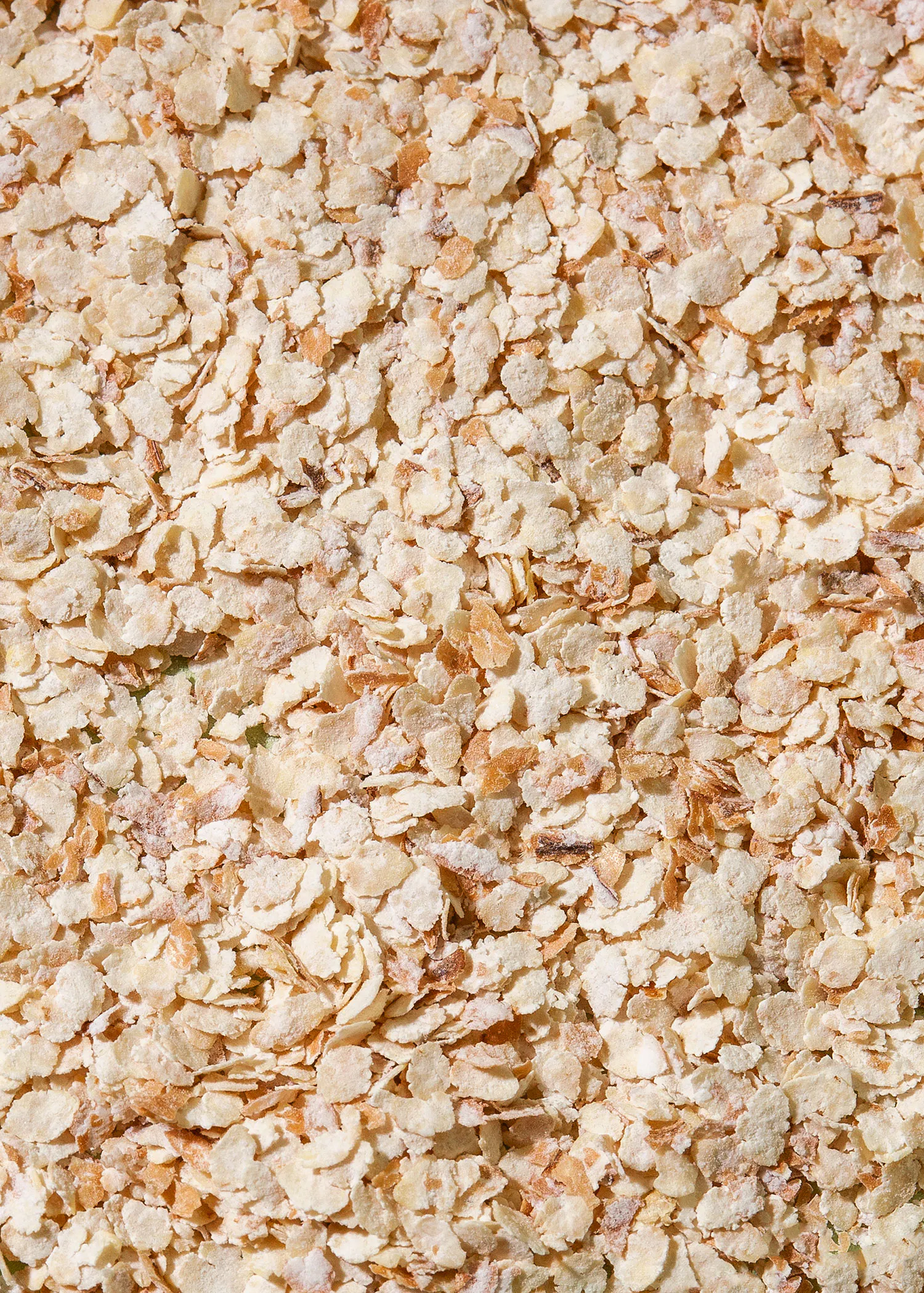 eine Nahaufnahme eines Haufens zerkleinerter Haferflocken