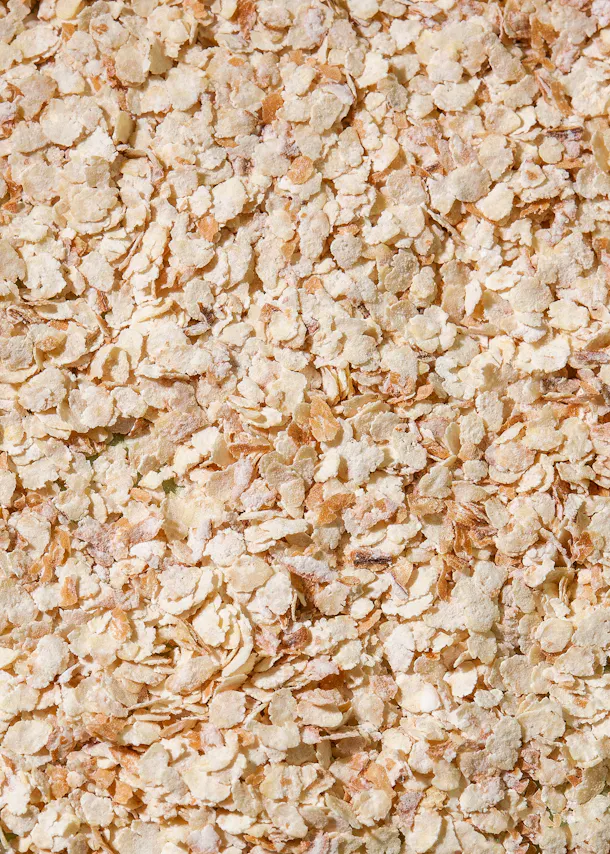 eine Nahaufnahme eines Haufens zerkleinerter Haferflocken