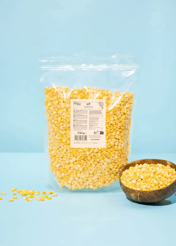 una bolsa de maíz se encuentra junto a un tazón de maíz