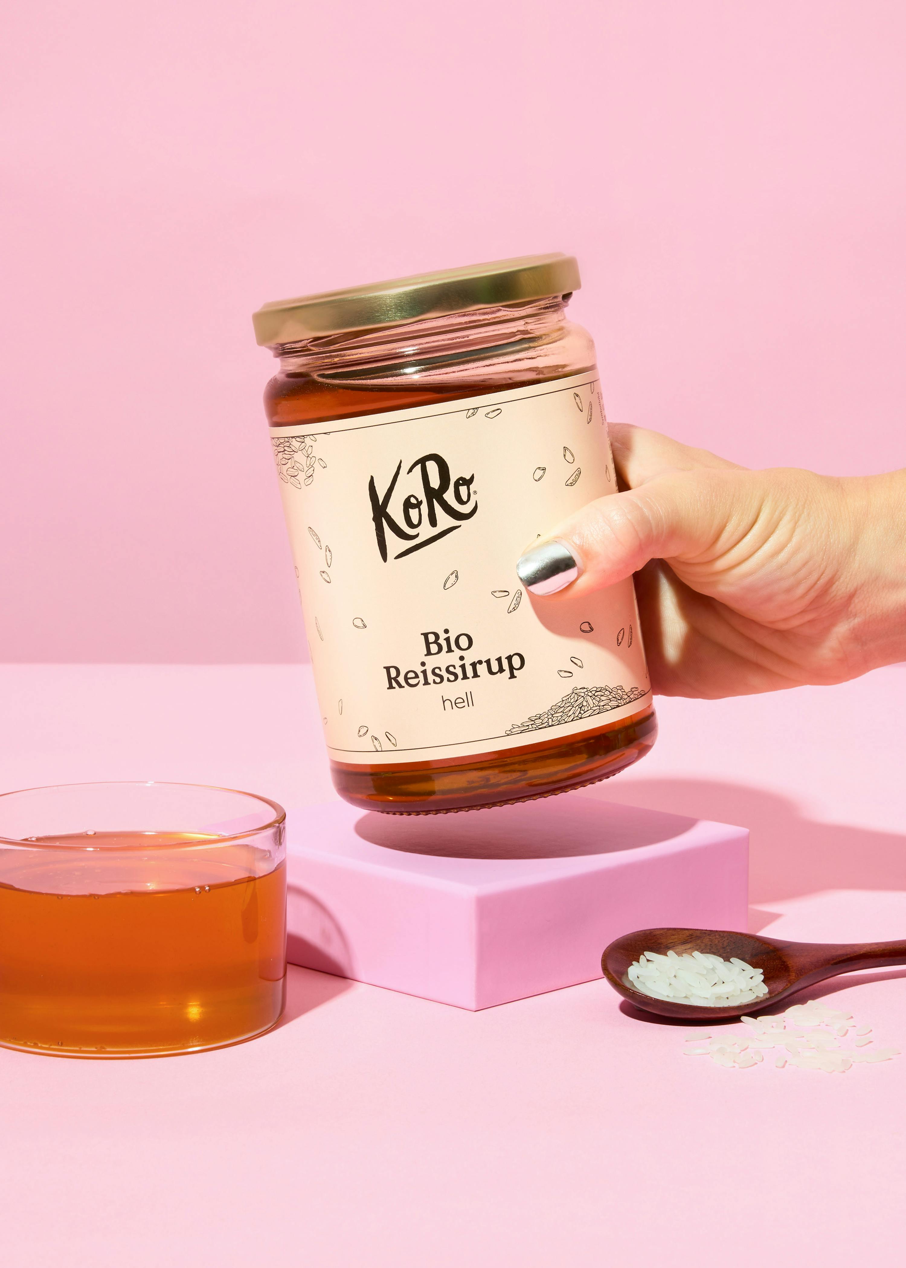 una persona tiene in mano un barattolo di sirop di riso bio