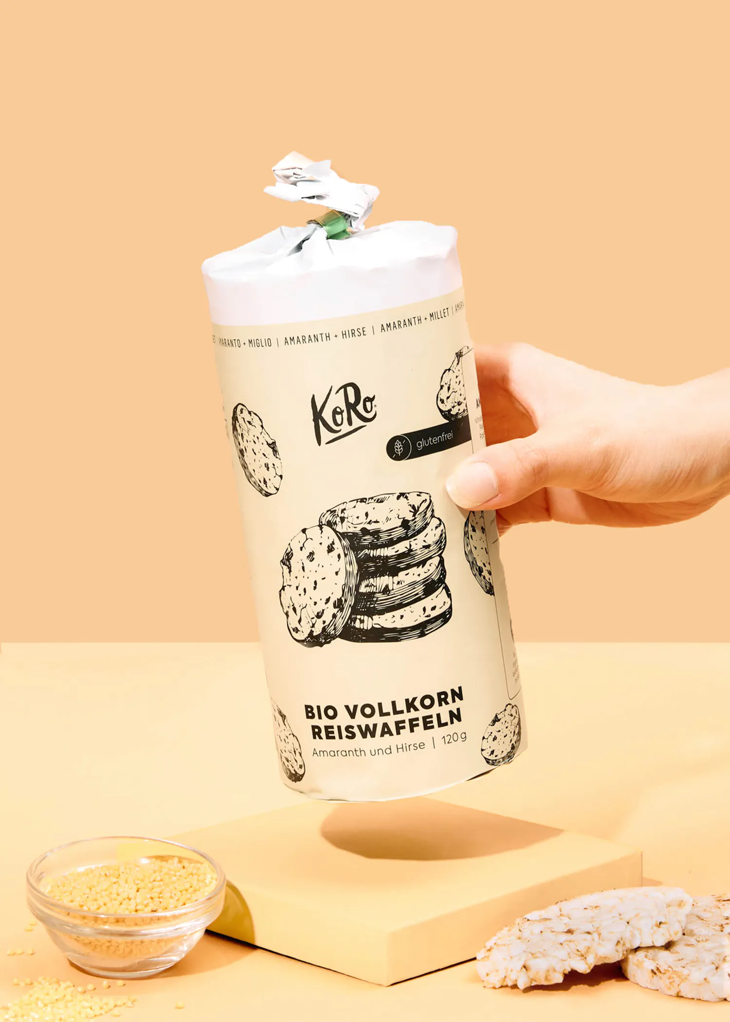 une personne tient une boîte de biscuits de riz bio