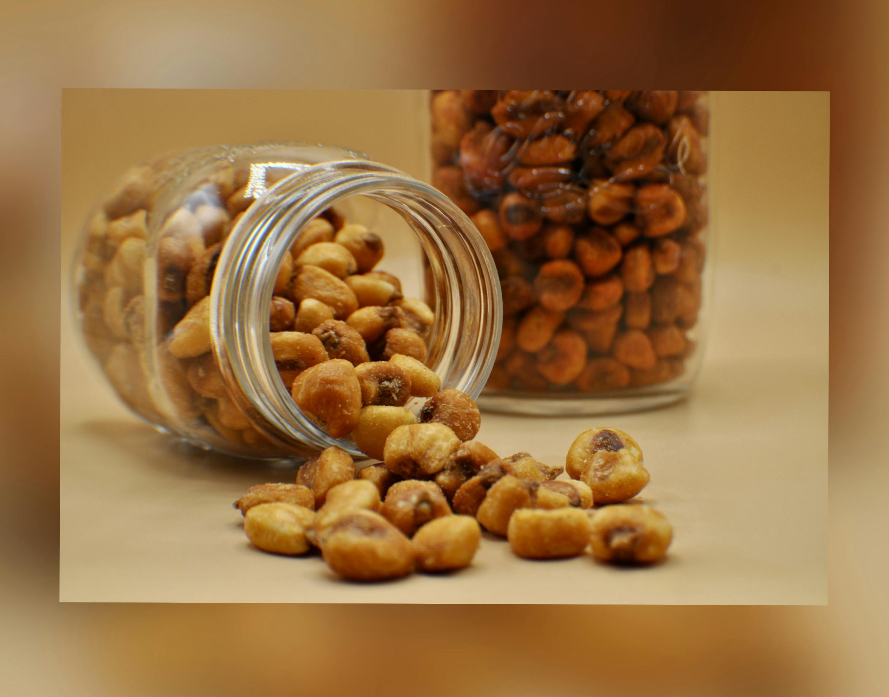 un bocal en verre rempli de graines de maïs