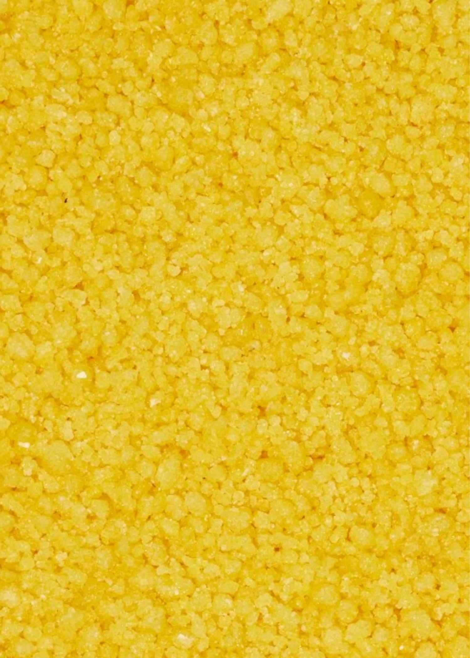 Glutenfreier Bio Couscous aus Mais 1 kg eine Nahaufnahme eines Haufens gelber Salzkristalle