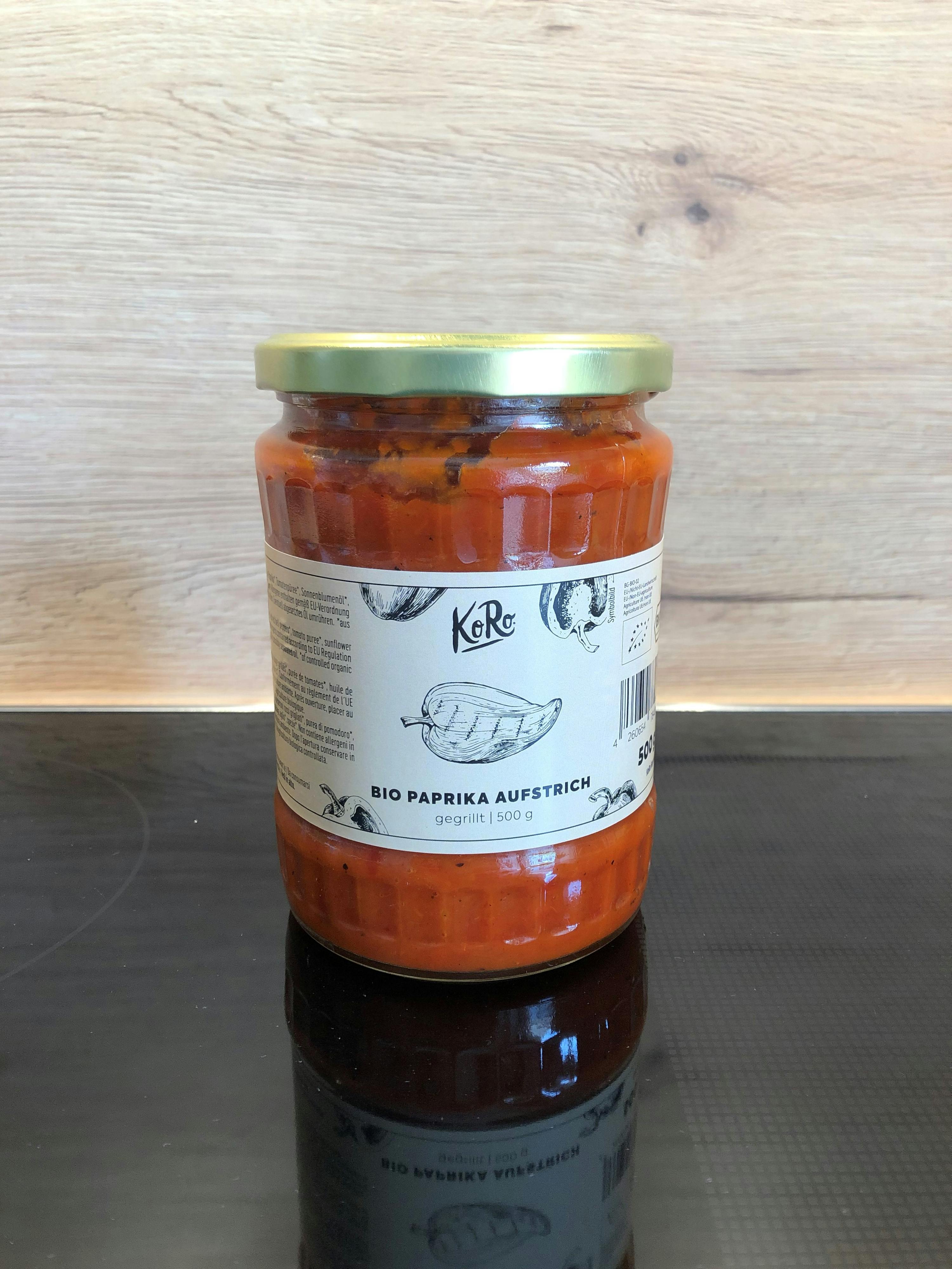 ein Glas mit der Aufschrift bio paprika aufstrich steht auf einem Herd
