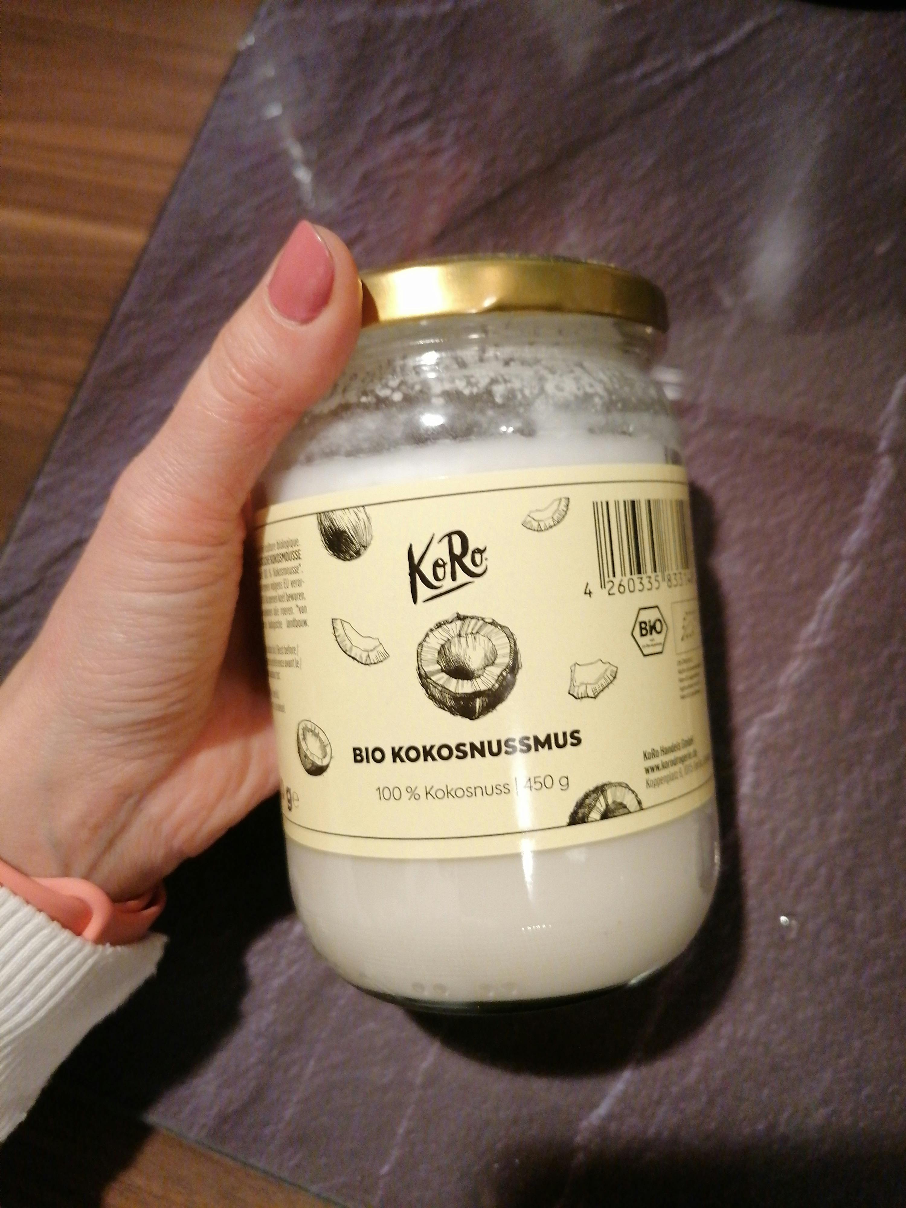 a person holding a jar of bio kokosnussmus