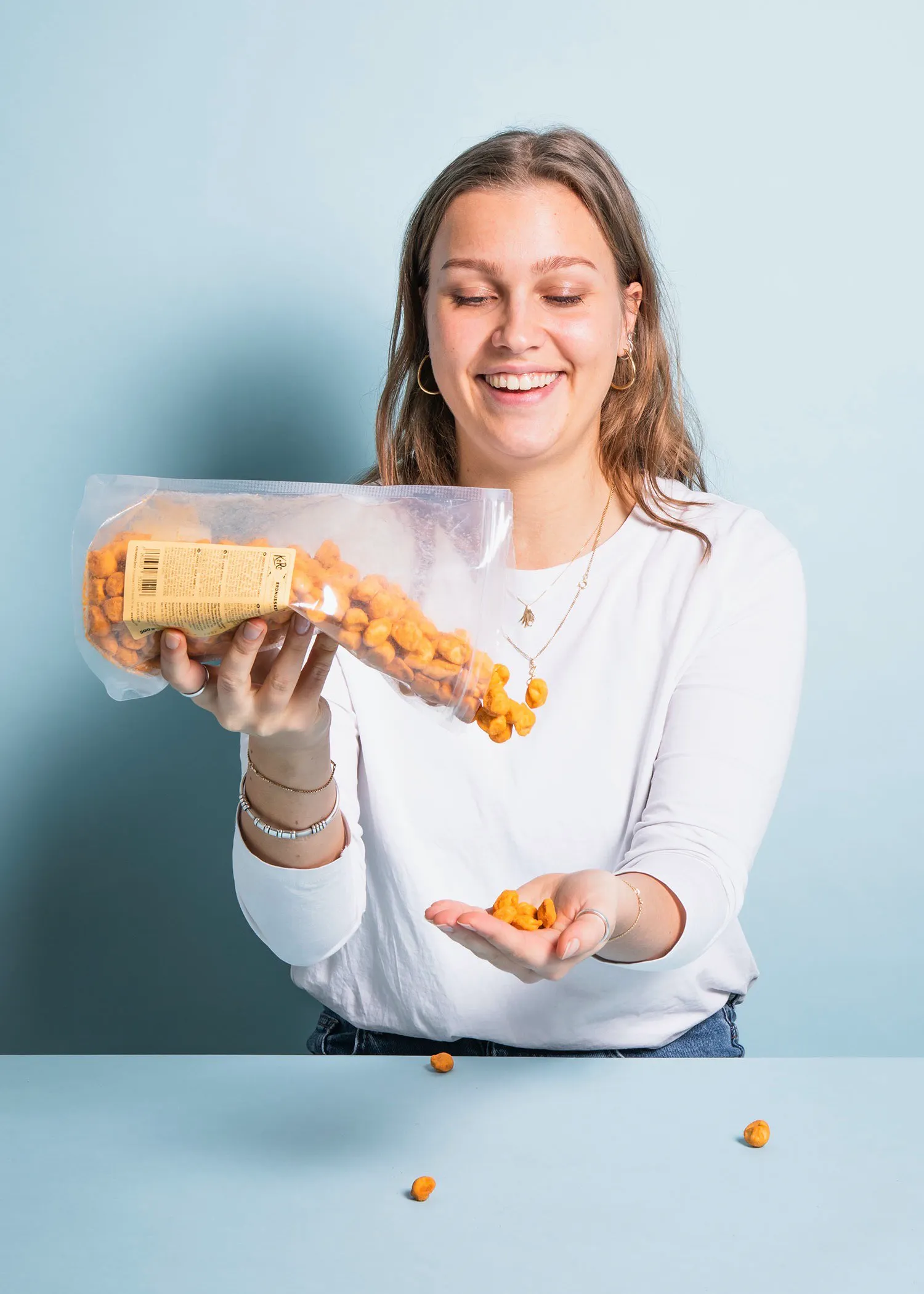 une femme tient un sac de noix de pécan dans ses mains
