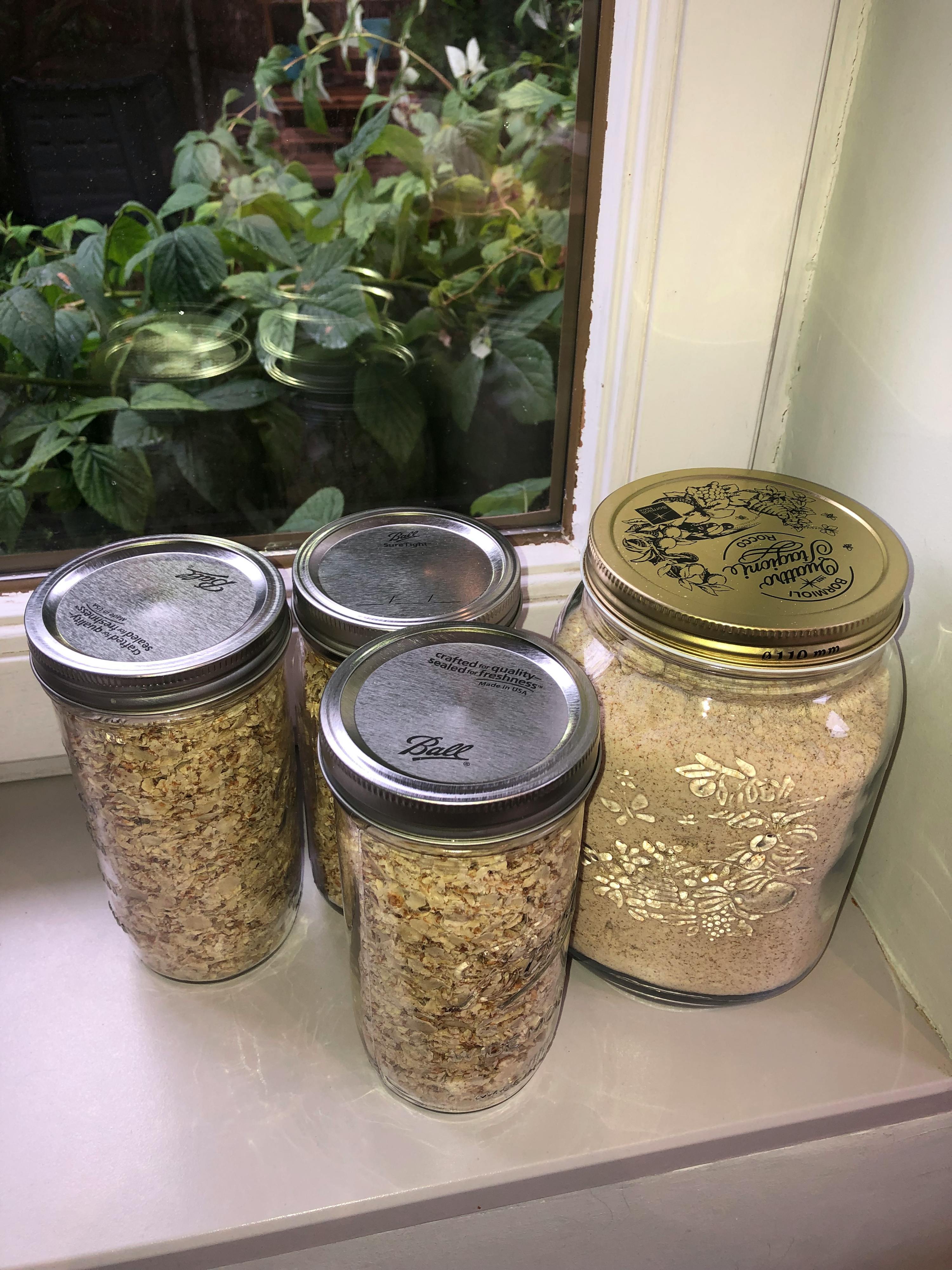 trois bocaux sont empilés les uns à côté des autres