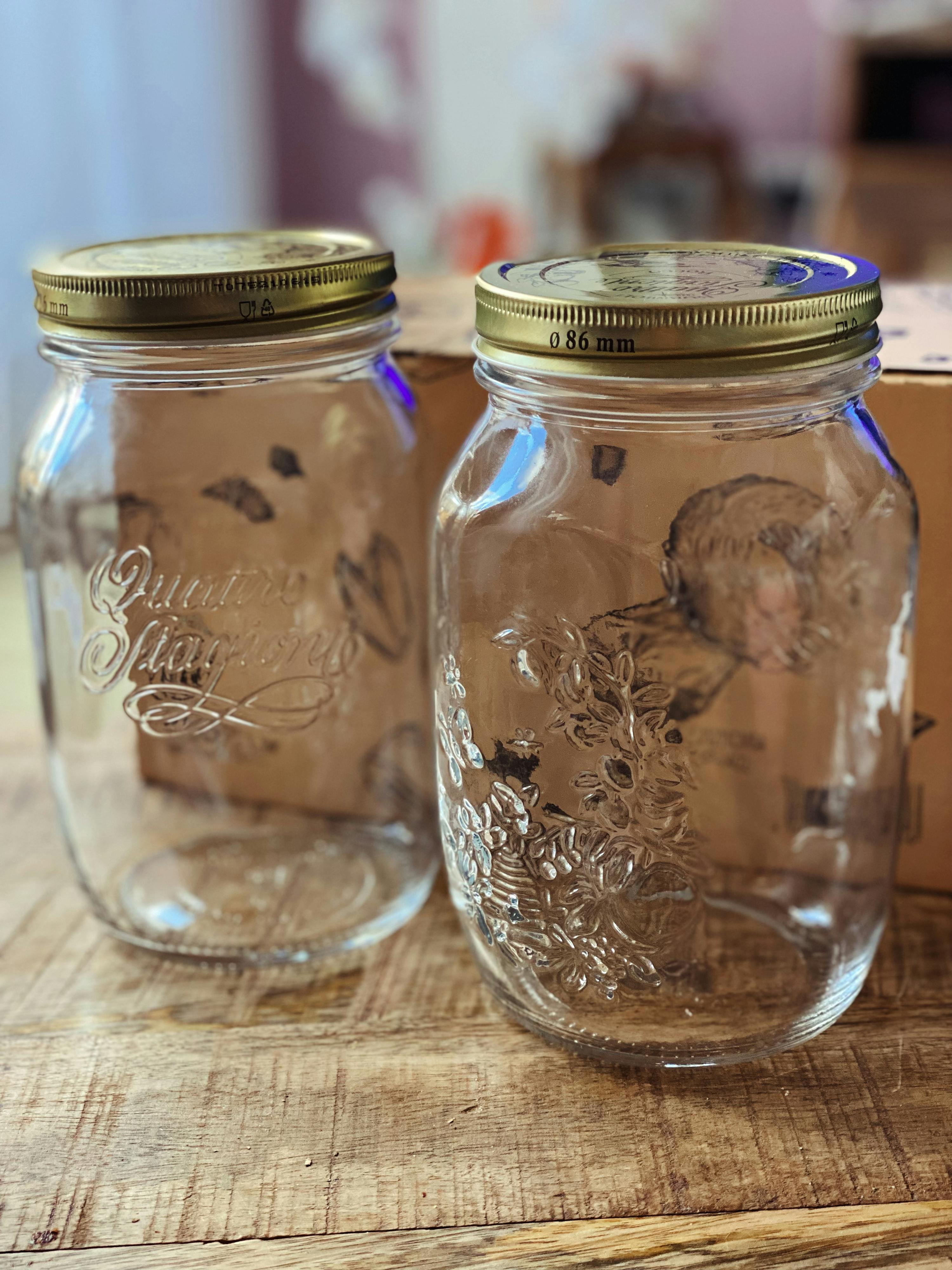 ein Glasgefäß mit einem goldenen Deckel und der Aufschrift quattro stagioni