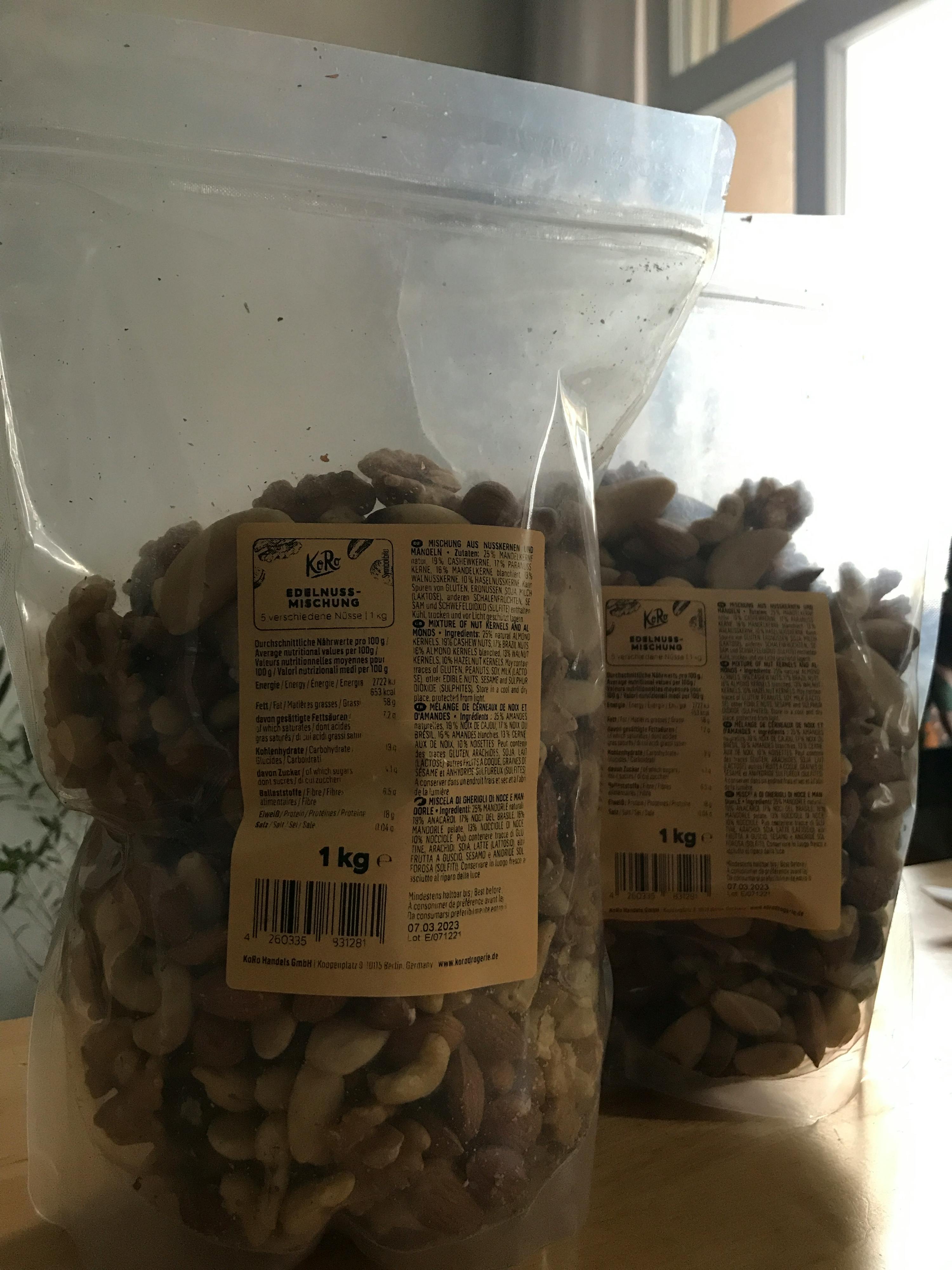 deux sacs de nourriture sont assis sur une table