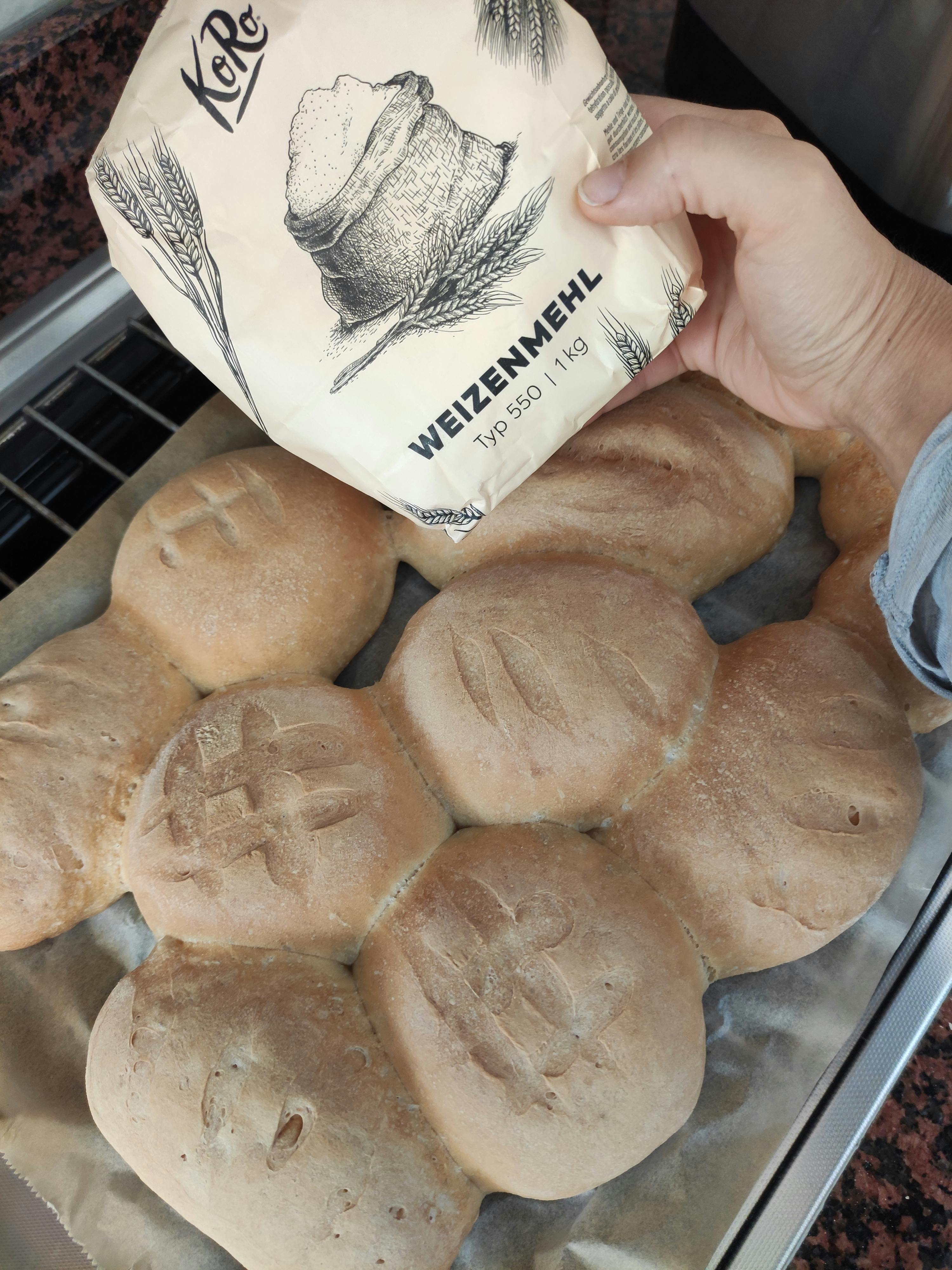 una persona tiene in mano una confezione di farina di frumento
