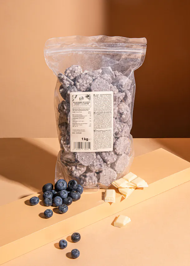 eine Plastiktüte mit Blaubeeren und weißer Schokolade auf einem Tisch