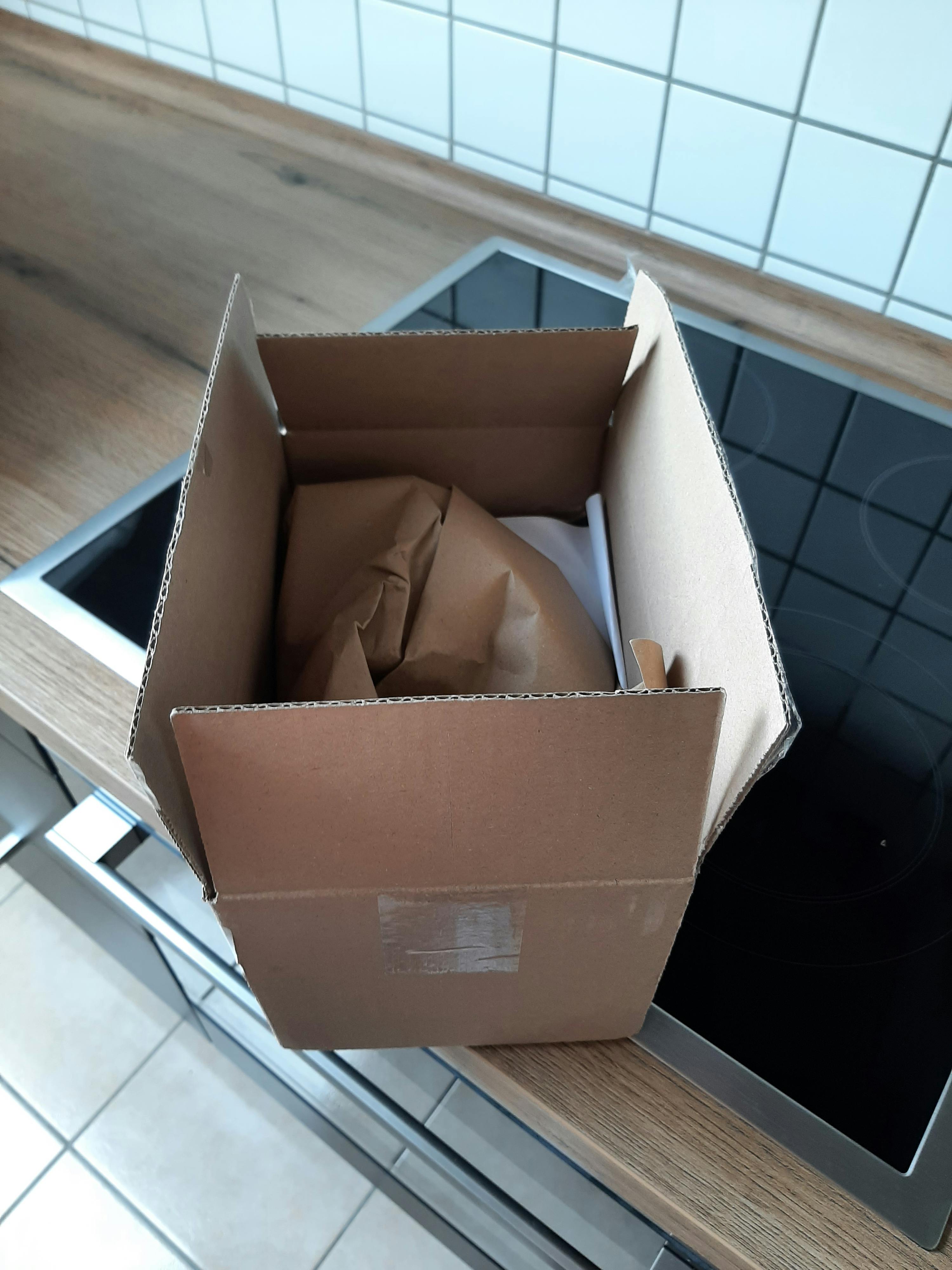 une boîte en carton est assise sur une table de cuisine