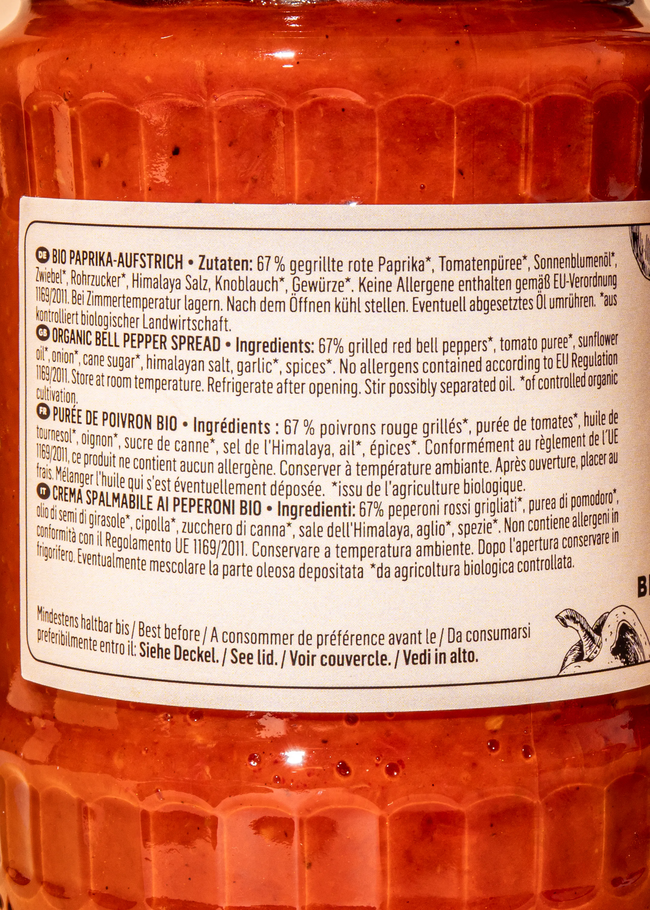 eine Nahaufnahme der Rückseite eines Glases mit paprika-ausstrich