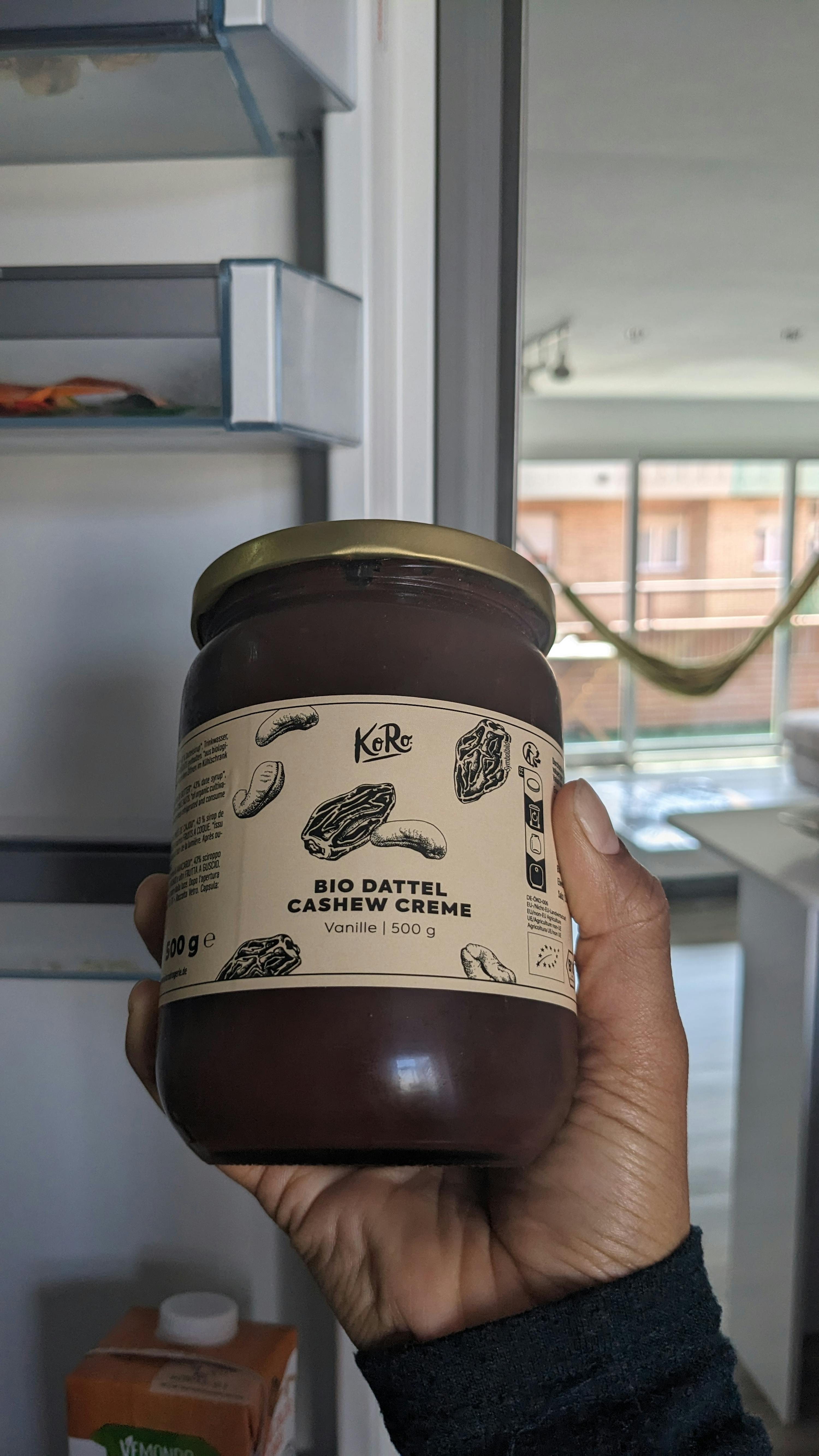 una persona tiene in mano un barattolo di bio dattel cacao e vaniglia