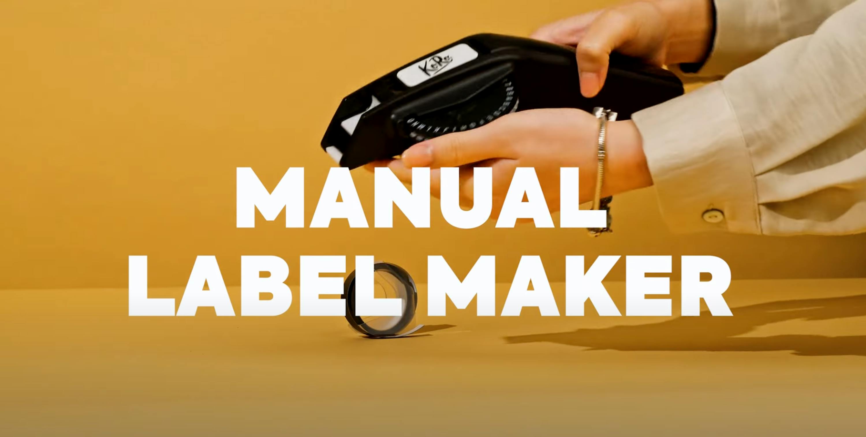 Etichettatrice manuale una persona tiene in mano una macchina per fare etichette manuale