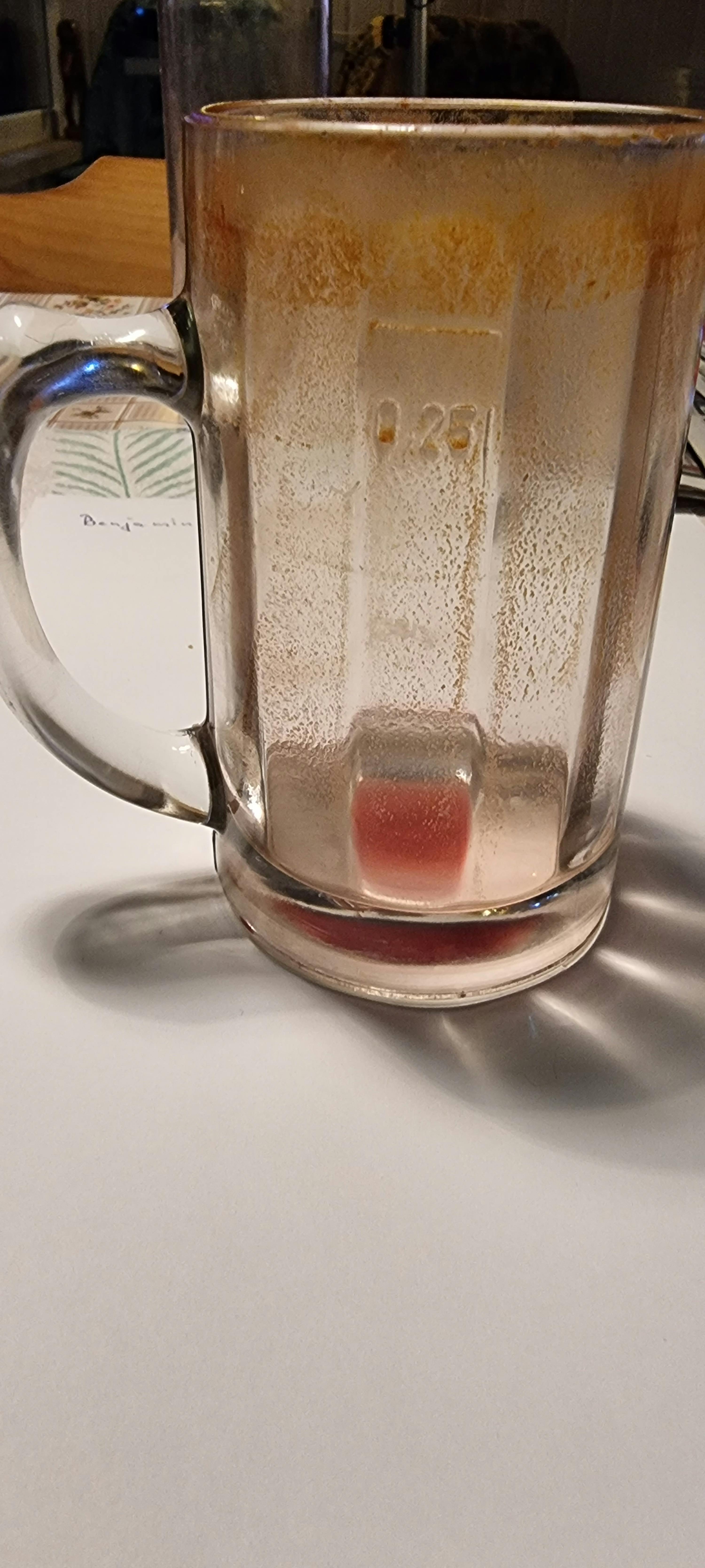 un frullatore di vetro è molto sporco e ha scritto 0.25 litri su di esso