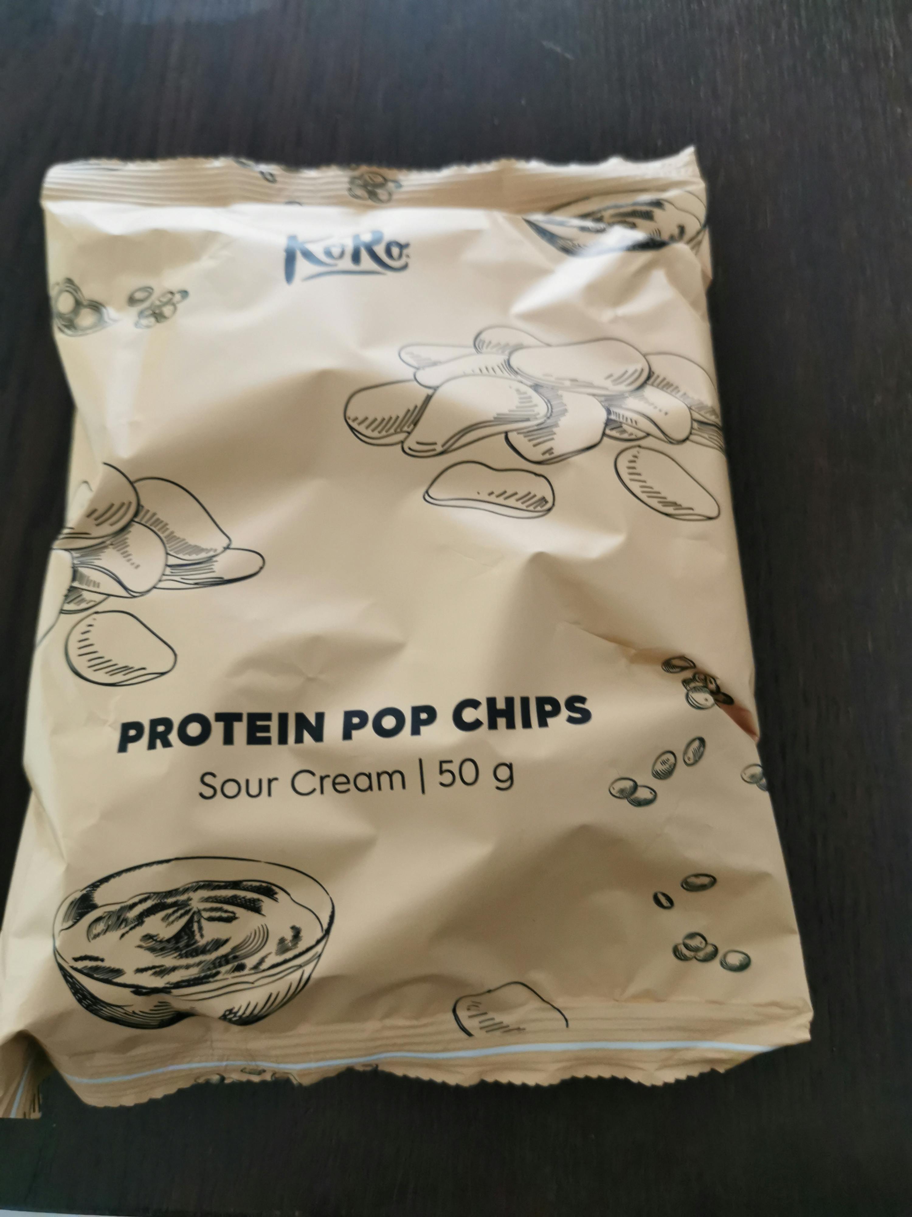 eine Tüte protein-Pop-Chips mit saurer Sahne steht auf einem Tisch