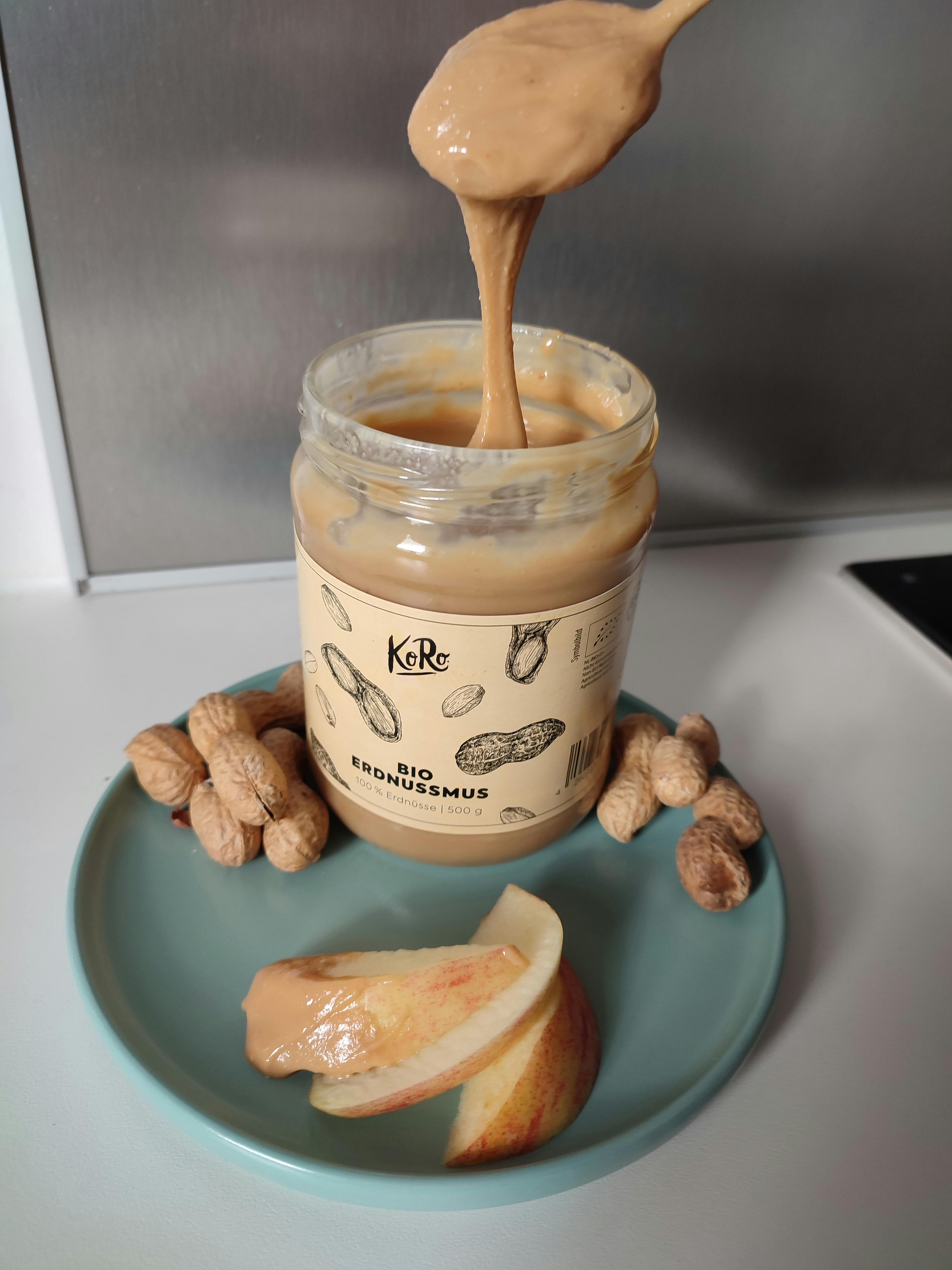 a jar of peanut butter has a label that says " bio erdnussmus "