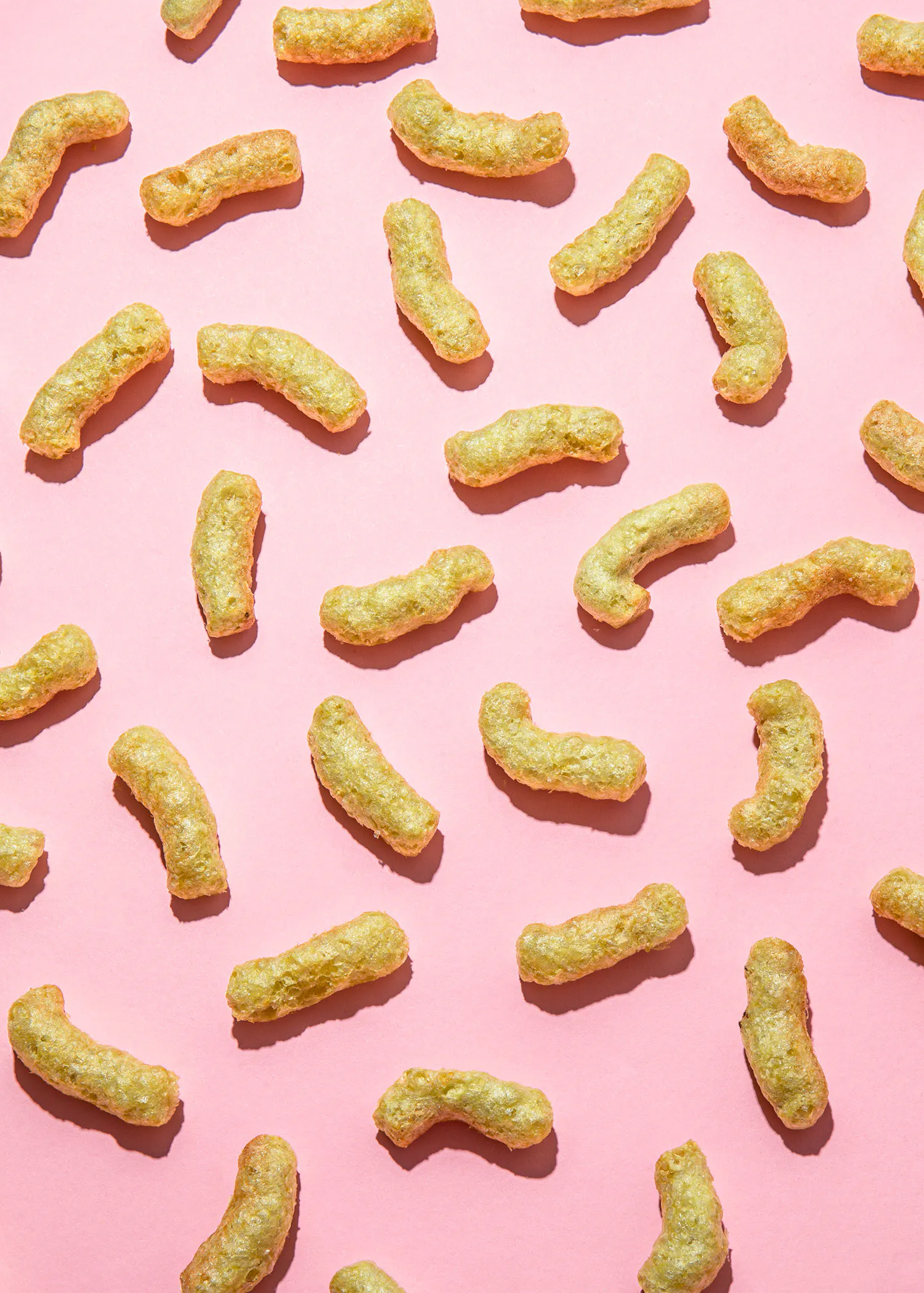 ein nahtloses Muster aus Cheetos auf einem rosa Hintergrund