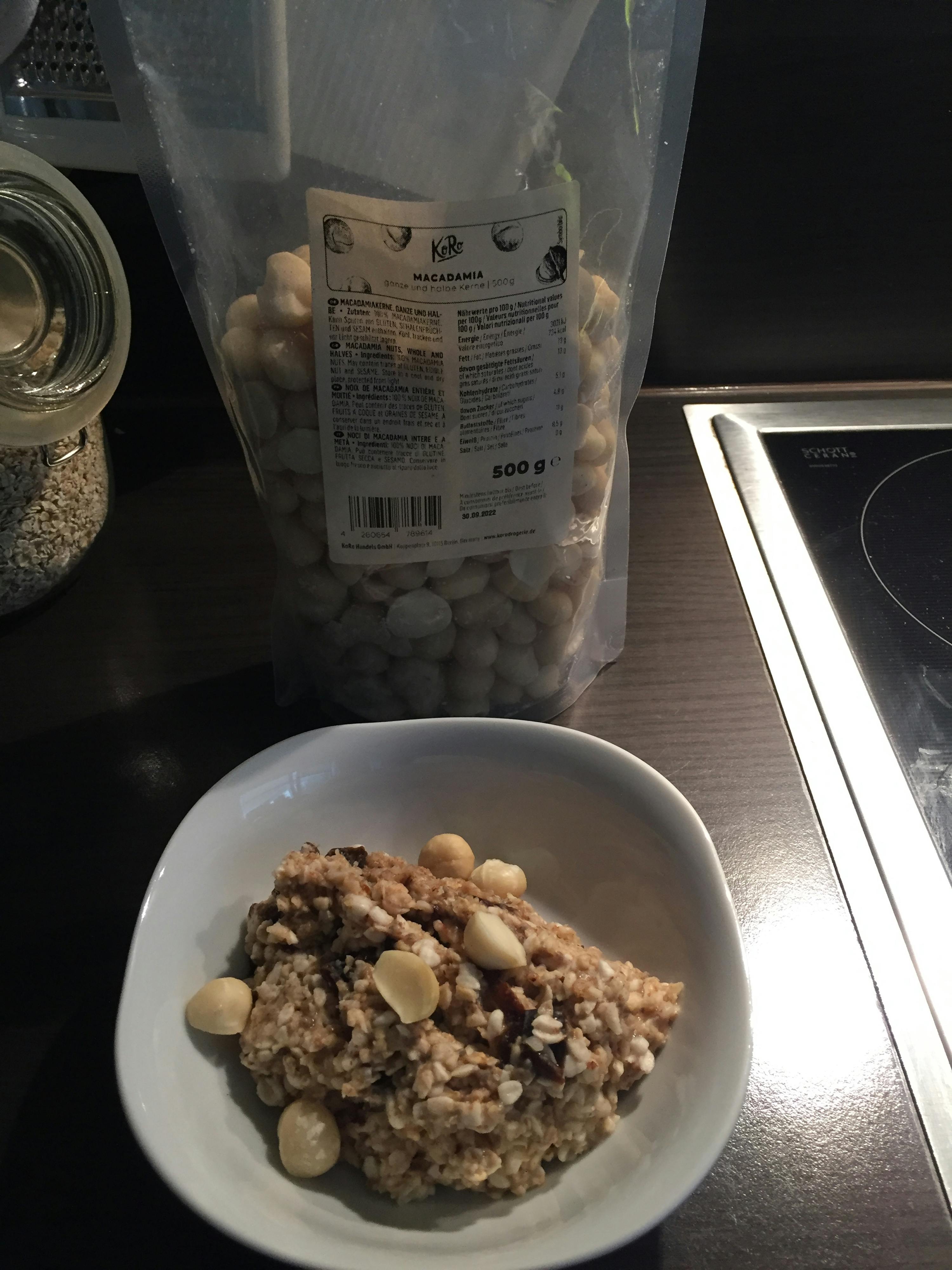 un sacchetto di nocciole è accanto a un piatto di granola